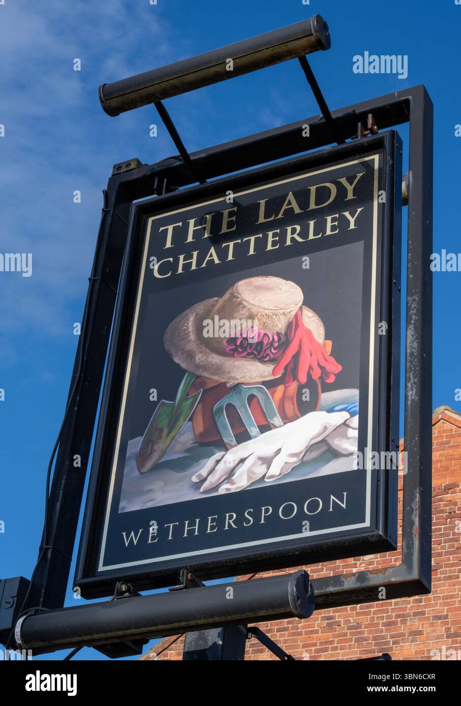 Insegna tradizionale da pub appesa al Lady Chatterley - Wetherspoon Public House - Nottingham Road, Eastwood, Nottinghamshire, Inghilterra, Regno Unito Foto Stock