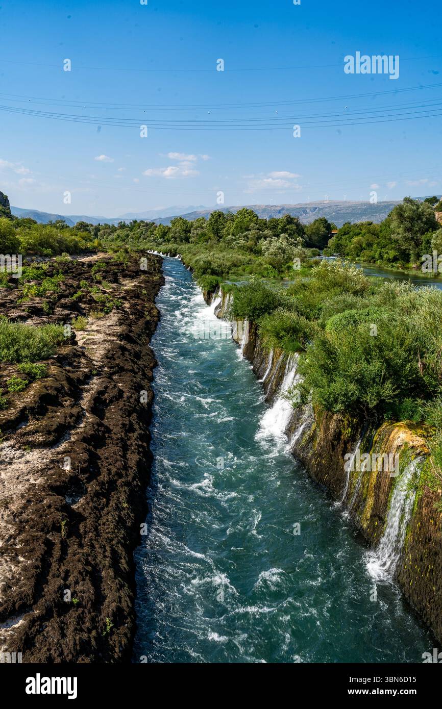 Piccole cascate lungo il fiume Buna in estate, Blagaj Foto Stock