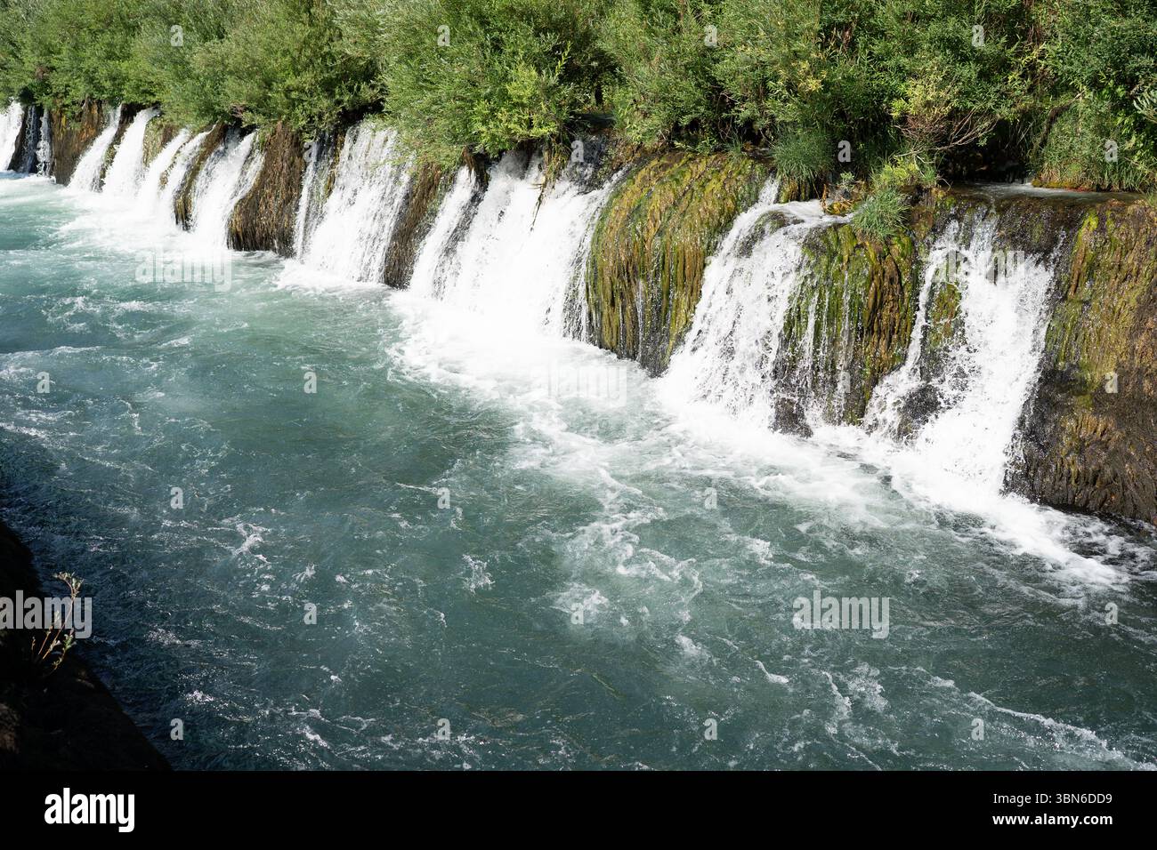 Piccole cascate lungo il fiume Buna in estate, Blagaj Foto Stock