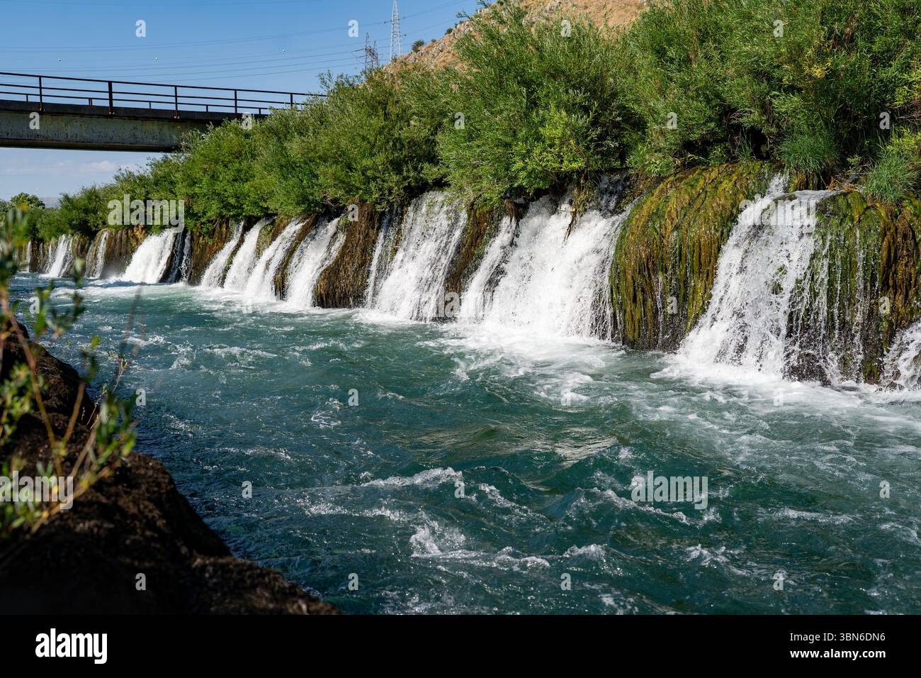 Piccole cascate lungo il fiume Buna in estate, Blagaj Foto Stock