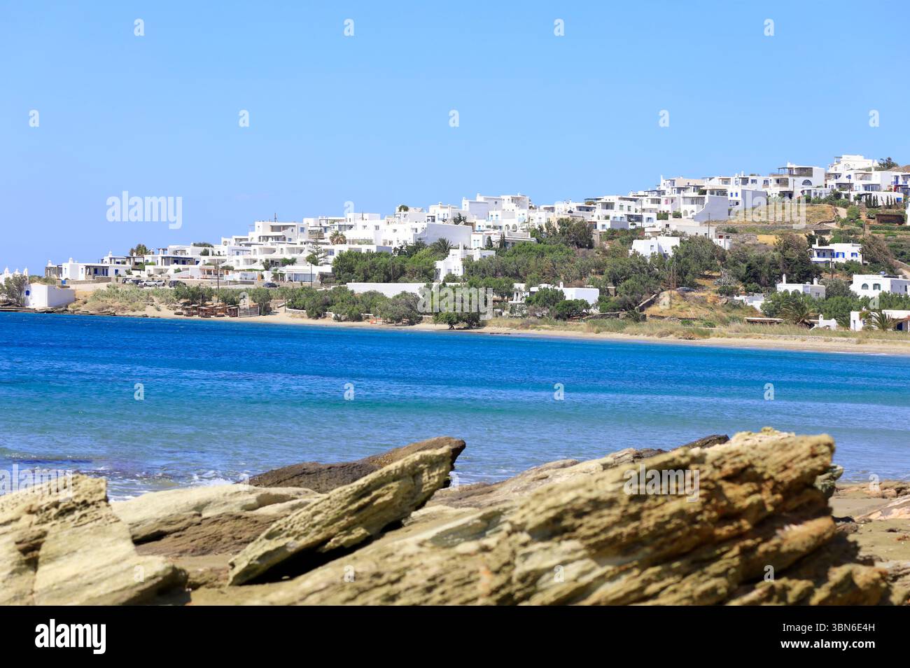 Edifici imbiancati su un promontorio, villaggio Agios Sostis, isola greca di Tinos, gruppo di isole Cicladi, Grecia, UE. Preso maggio 2025 Foto Stock