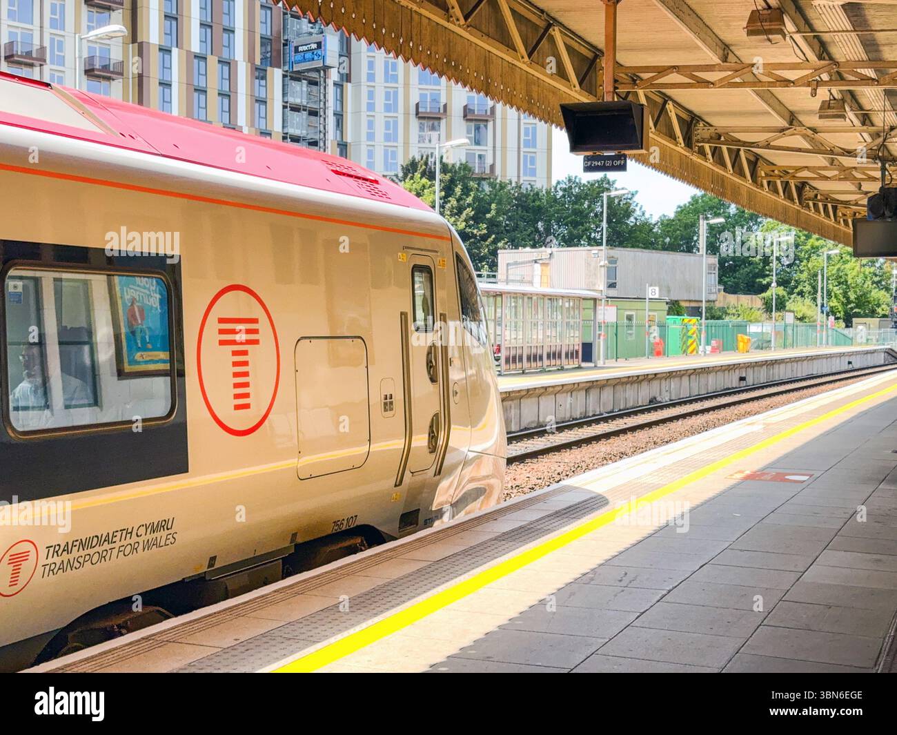 Cardiff, Galles, Regno Unito - 18 giugno 2025: Treno pendolare classe 756 presso la stazione centrale di Cardiff. L'operatore ferroviario è Transport for Wales. Foto Stock