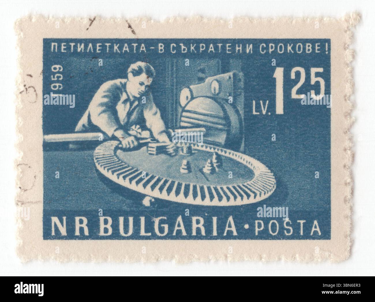 BULGARIA — 1961 giugno: 1,25 leva bollo blu opaco che raffigura il lavoratore industriale. Completamento anticipato del piano quinquennale (nel 1959). La produzione è la creazione o la produzione di merci con l'aiuto di attrezzature, manodopera, macchine, strumenti e processi o formulazioni chimiche o biologiche. E' l'essenza del settore secondario dell'economia. Il termine può riferirsi a una serie di attività umane, dall'artigianato all'alta tecnologia, ma è più comunemente applicato al disegno industriale, in cui le materie prime del settore primario vengono trasformate in prodotti finiti su larga scala Foto Stock BULGARIA — 1961 giugno: 1,25 leva bollo blu opaco che raffigura il lavoratore industriale. Completamento anticipato del piano quinquennale (nel 1959). La produzione è la creazione o la produzione di merci con l'aiuto di attrezzature, manodopera, macchine, strumenti e processi o formulazioni chimiche o biologiche. E' l'essenza del settore secondario dell'economia. Il termine può riferirsi a una serie di attività umane, dall'artigianato all'alta tecnologia, ma è più comunemente applicato al disegno industriale, in cui le materie prime del settore primario vengono trasformate in prodotti finiti su larga scala Foto Stock