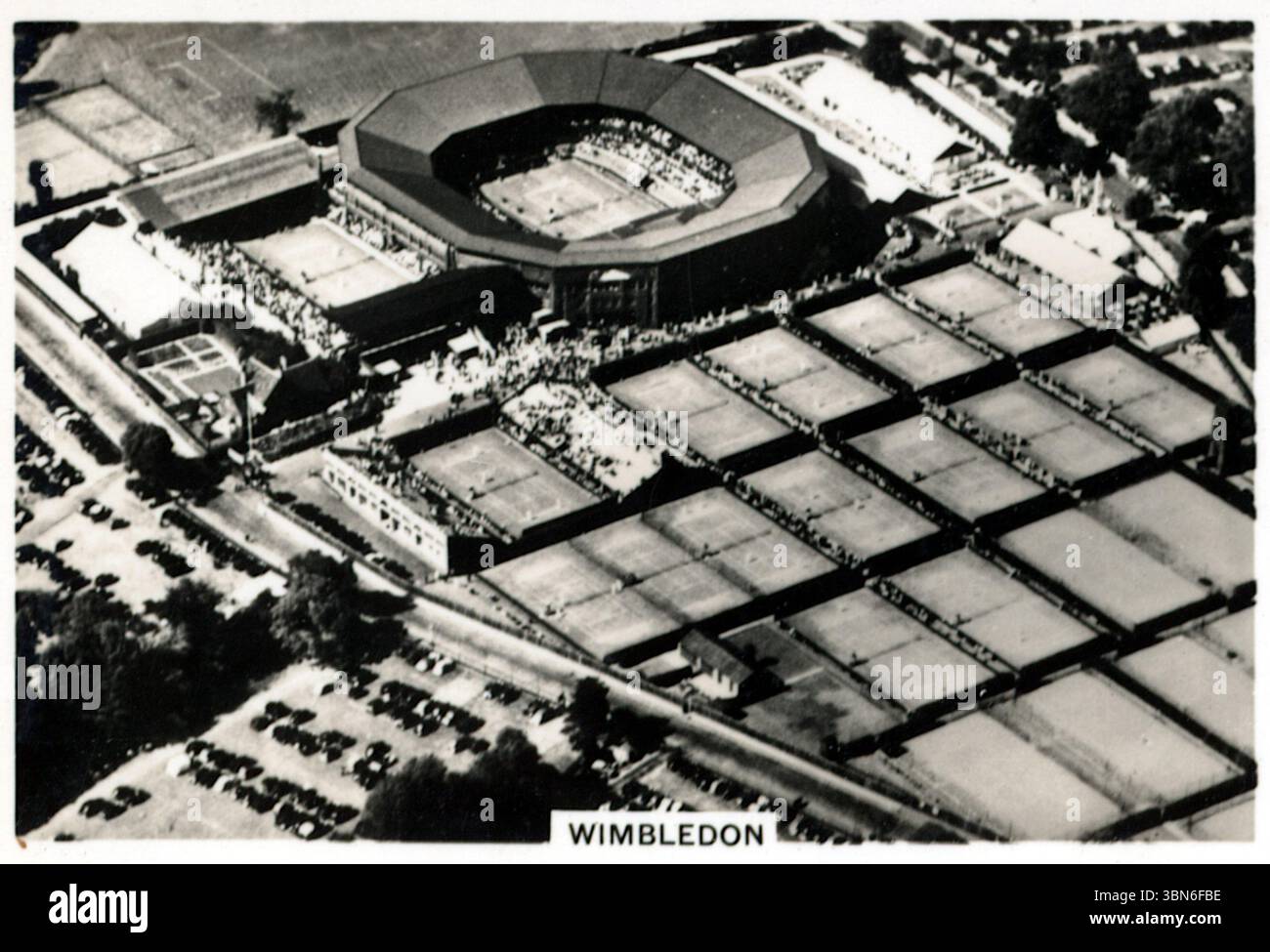 Veduta aerea di Wimbledon, Londra, Inghilterra, in particolare l'ampio campo da tennis dell'All England Tennis Club. Dalla serie di carte di sigarette "Britain from the Air" pubblicata nel 1939 da J.A. Pattreiouex Ltd., una società di tabacco con sede a Manchester nota per la produzione di sigarette Senior Service. A quel tempo l'azienda era di proprietà di Gallagher Foto Stock