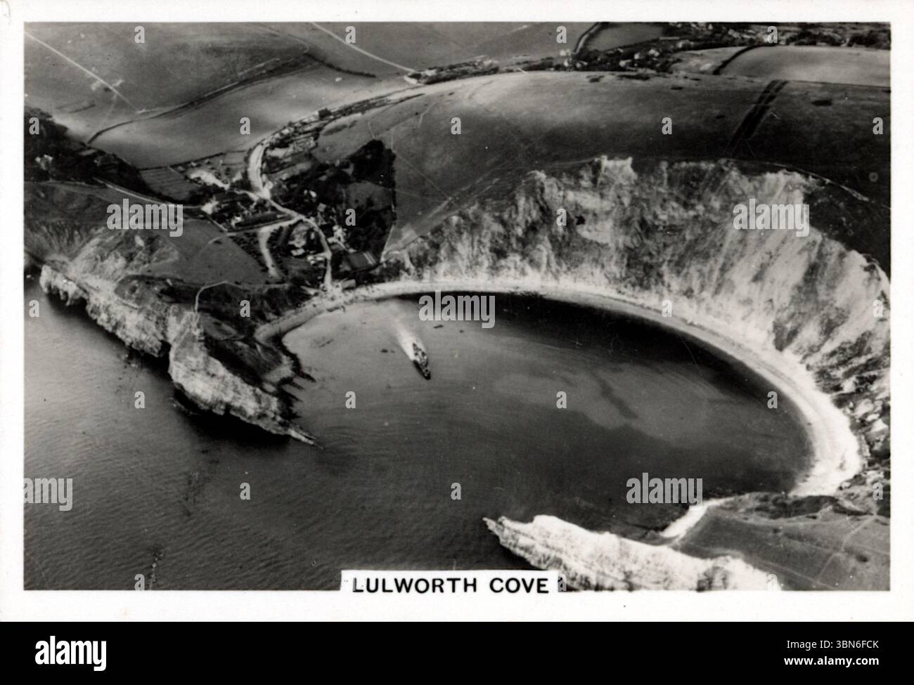 Vista aerea di Lulworth Cove, Dorset, Inghilterra - la baia a forma di ostrica è considerata uno dei più bei monumenti naturali della costa meridionale. Dalla serie di carte di sigarette "Britain from the Air" pubblicata nel 1939 da J.A. Pattreiouex Ltd., una società di tabacco con sede a Manchester nota per la produzione di sigarette Senior Service. A quel tempo l'azienda era di proprietà di Gallagher Foto Stock