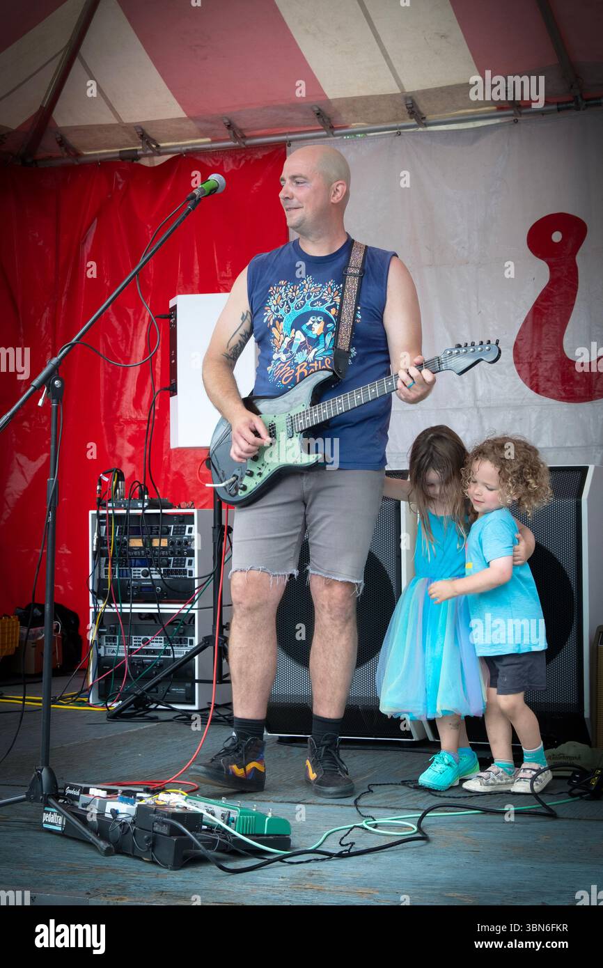 Dave Decotiis si esibisce al dopofesta della parata Red Hook Pride nella contea di Dutchess. I suoi due simpatici bambini lo accompagnavano sul palco. Foto Stock