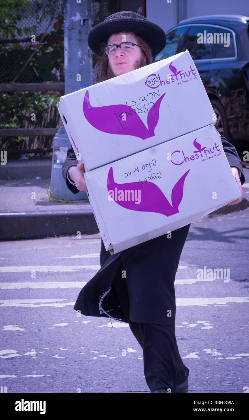 I BAGAGLI PER IL CAMPO ESTIVO. Portare scatole di provviste da caricare sui camion e portare al campo estivo dello stato probabilmente per suo figlio o fratello minore. Foto Stock