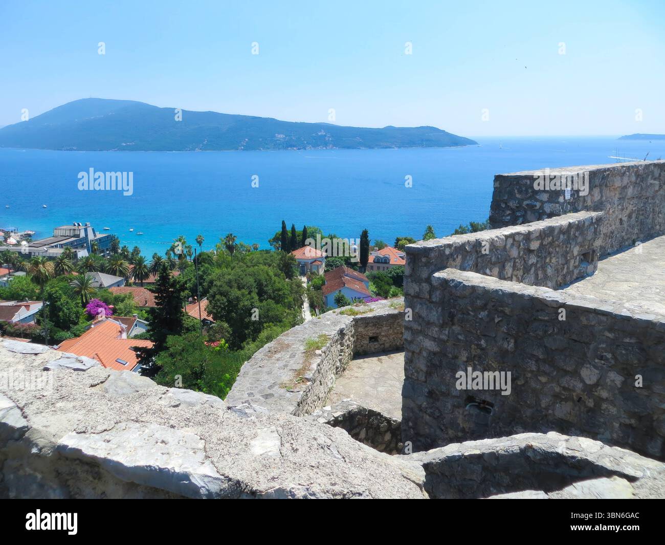 I visitatori possono ammirare viste mozzafiato dalla fortezza di Kanli Kula, un sito storico arroccato sopra la pittoresca baia di Cattaro in una giornata di sole a Herceg Novi. Foto Stock