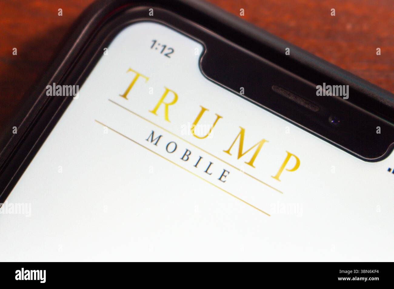 Città del Messico, MESSICO - 24 giugno 2025 : primo piano di uno smartphone che mostra il logo Trump Mobile in un testo dorato. Foto Stock
