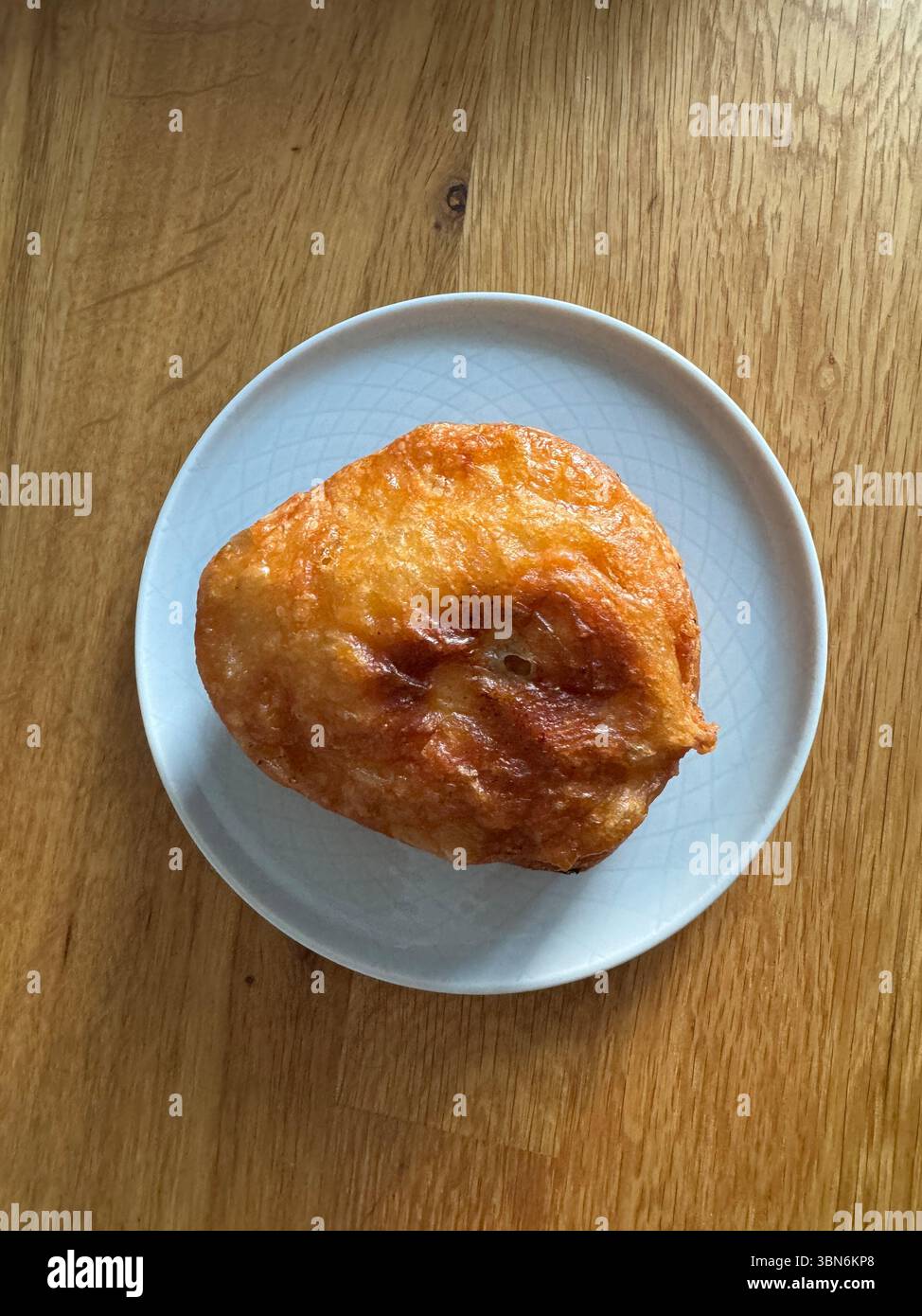 torta ripiena di carne, cotta nell'olio su un tavolo da cucina in legno, vista dall'alto Foto Stock