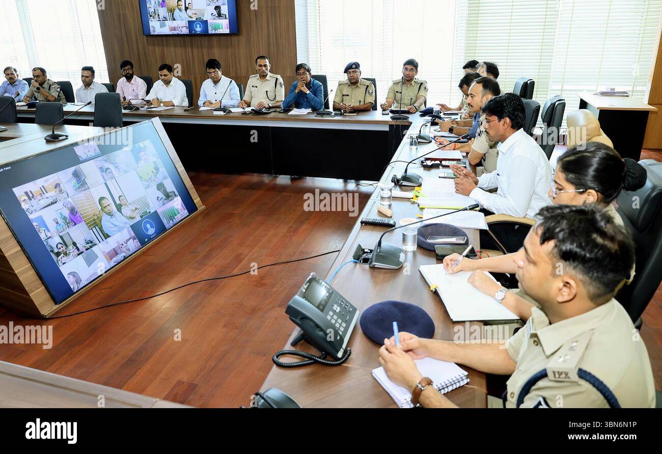 India. 30 giugno 2025. PATNA, INDIA - GIUGNO 30: Il Magistrato distrettuale di Patna Tyagrajan S.M. con SSP Kartikeya Sharma tiene un incontro per il festival Muharram al Collectorate il 30 giugno 2025 a Patna, India. (Foto di Santosh Kumar/Hindustan Times/Sipa USA) credito: SIPA USA/Alamy Live News Foto Stock