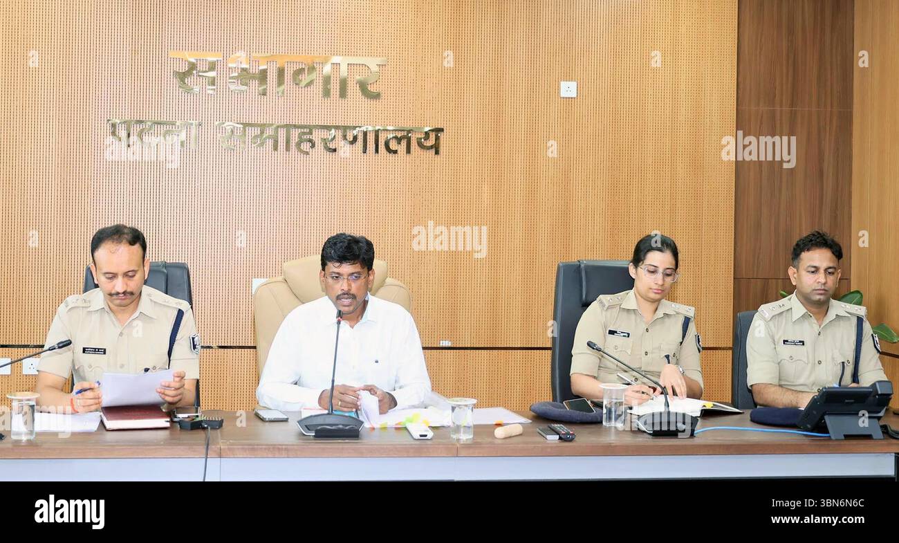 India. 30 giugno 2025. PATNA, INDIA - GIUGNO 30: Il Magistrato distrettuale di Patna Tyagrajan S.M. con SSP Kartikeya Sharma tiene un incontro per il festival Muharram al Collectorate il 30 giugno 2025 a Patna, India. (Foto di Santosh Kumar/Hindustan Times/Sipa USA) credito: SIPA USA/Alamy Live News Foto Stock