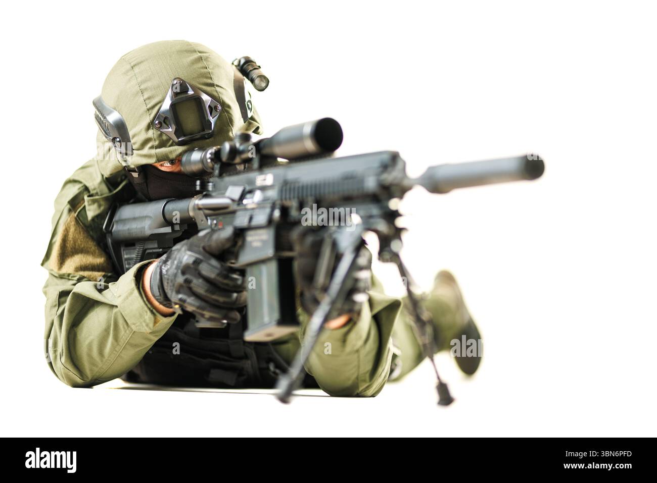 Un soldato professionista in equipaggiamento tattico mira con un fucile di precisione, dimostrando disciplina e prontezza al combattimento, con attenzione ai dettagli e all'esercito Foto Stock