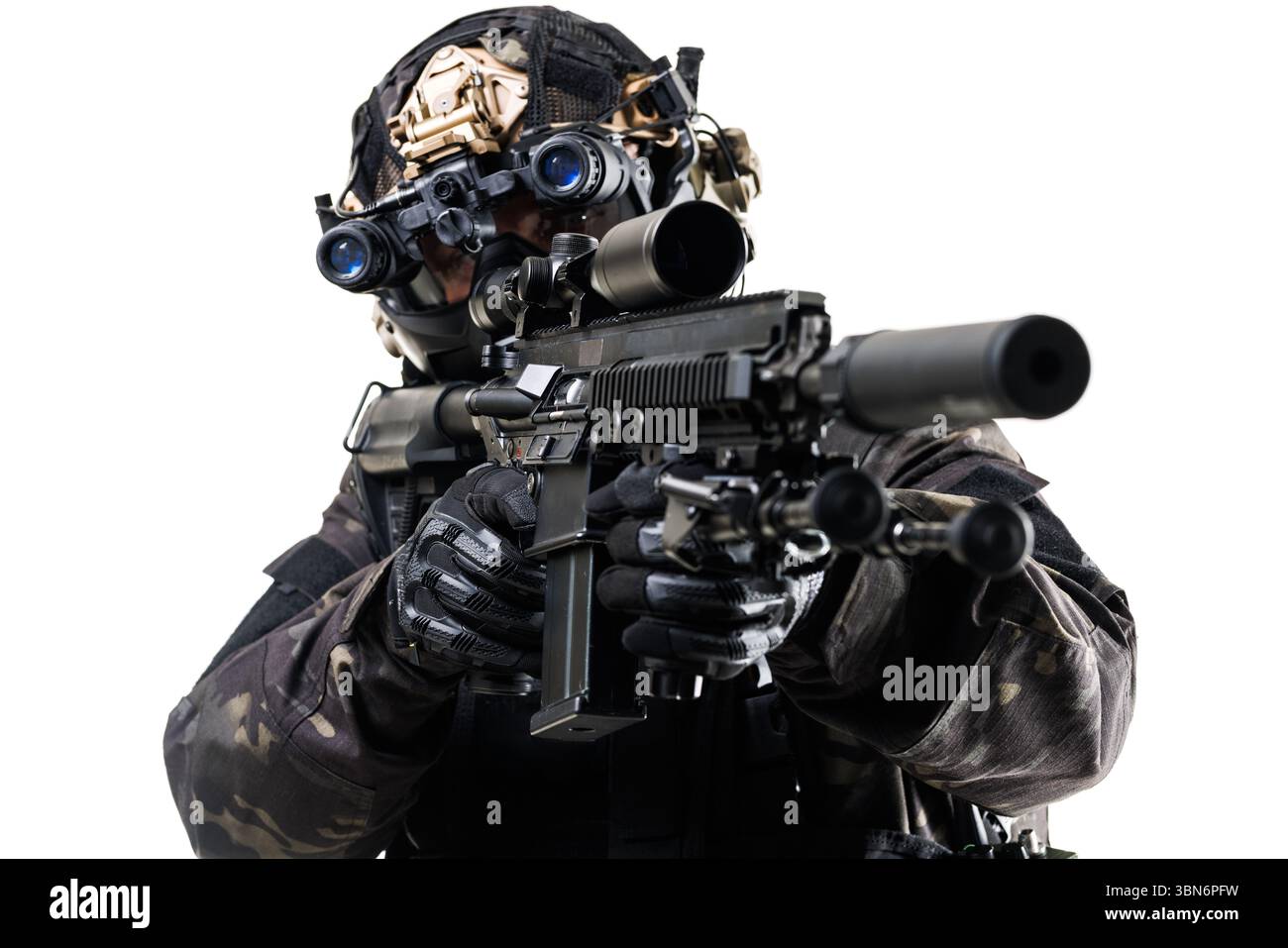 Soldato con equipaggiamento tattico e equipaggiamento avanzato in possesso di un'arma pronta per essere ingaggiata, mettendo in evidenza precisione e preparazione in uno scenario operativo. Foto Stock