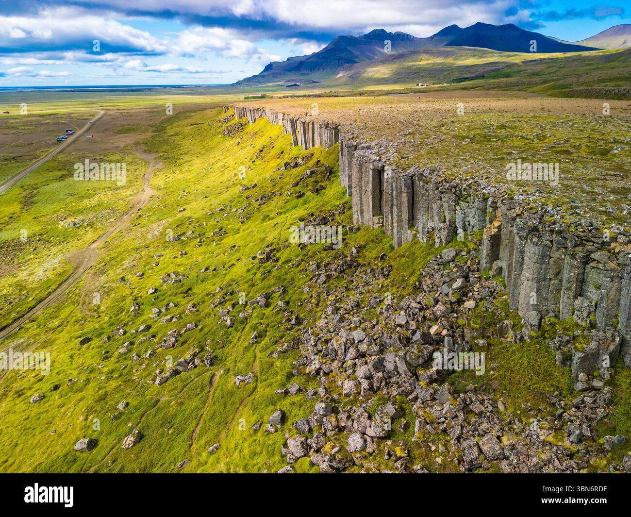 Veduta aerea dei droni delle scogliere delle colonne basaltiche di Gerduberg, della penisola di Snæfellsnes, Islanda Foto Stock
