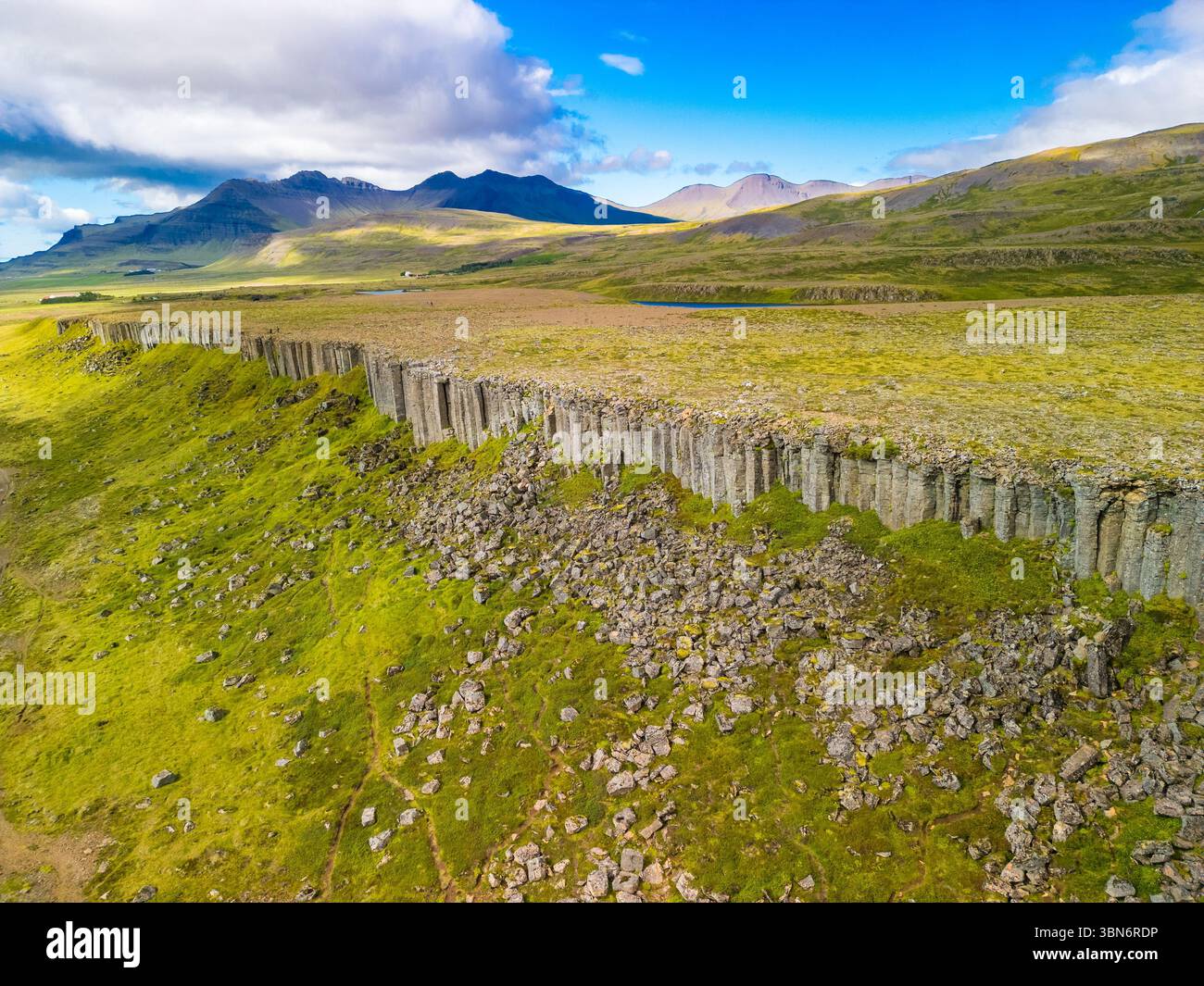 Veduta aerea dei droni delle scogliere delle colonne basaltiche di Gerduberg, della penisola di Snæfellsnes, Islanda Foto Stock