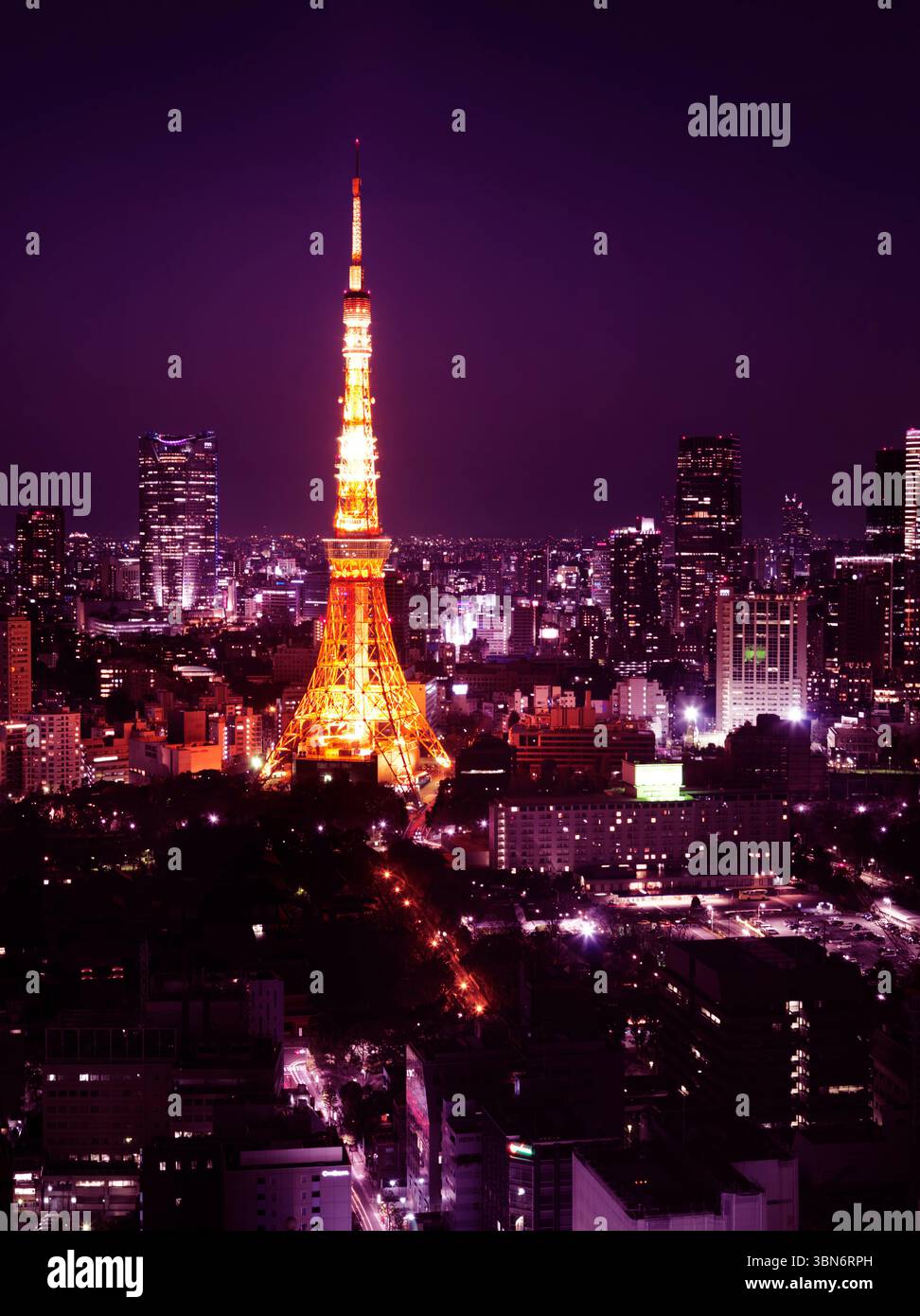 La torre di Tokyo illuminato di notte oltre il paesaggio cittadino. Minato, Tokyo, Giappone. Foto Stock