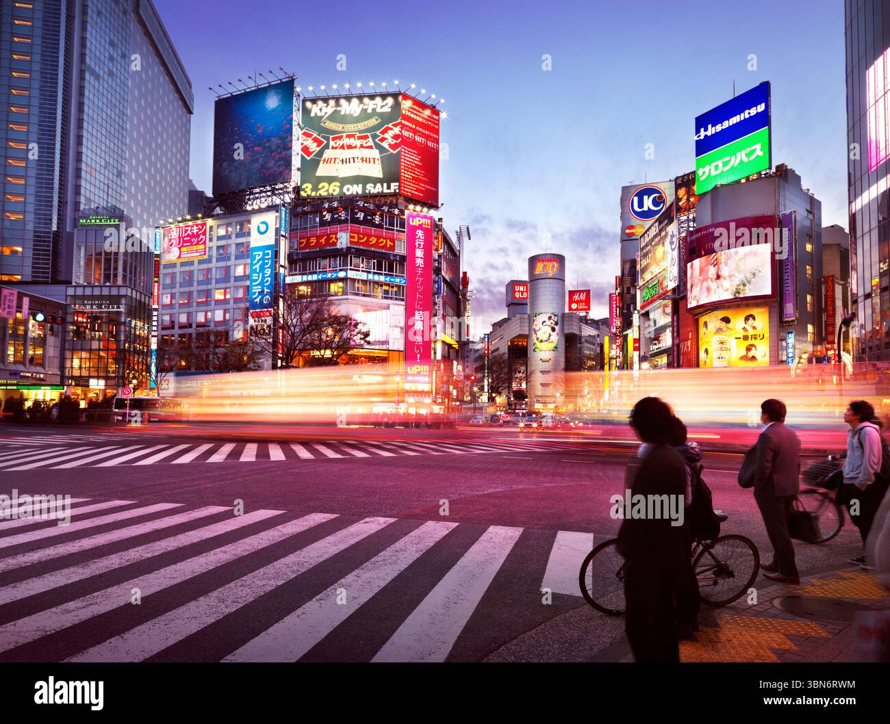 Shibuya, Tokyo, colorato scenario cittadino di traffico che attraversa Meiji dori. Giappone. Foto Stock