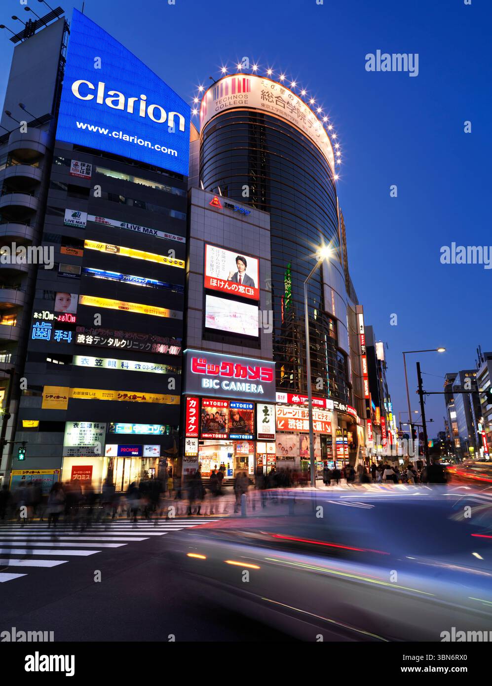 Negozio BIC camera a Shibuya, Tokyo, Giappone. Panorama notturno della città. Foto Stock