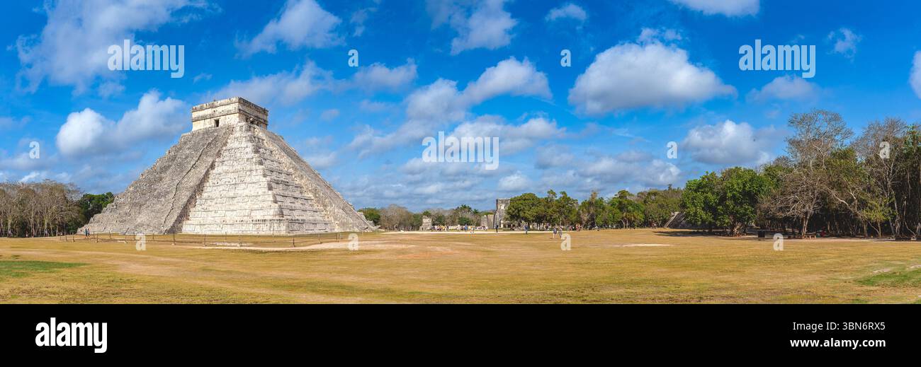 Il Tempio di Kukulcan, El Castillo, nel centro di Chichen Itza, Yucatan, Messico Foto Stock