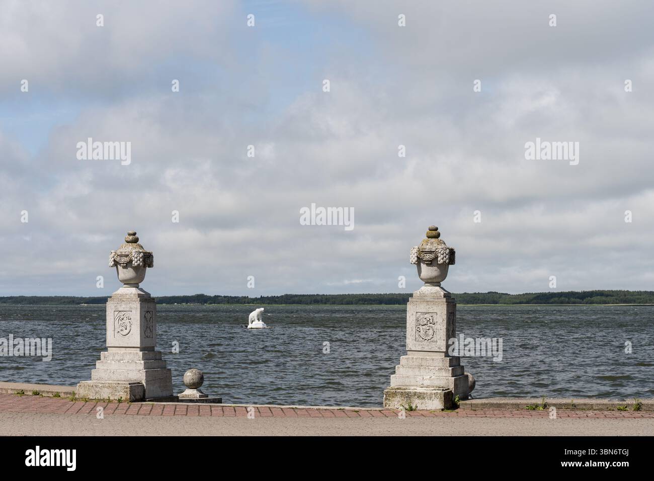 Scultura dell'orso polare sulla baia di Haapsalu, vista dal lungomare con vasi in pietra, Estonia. Foto Stock