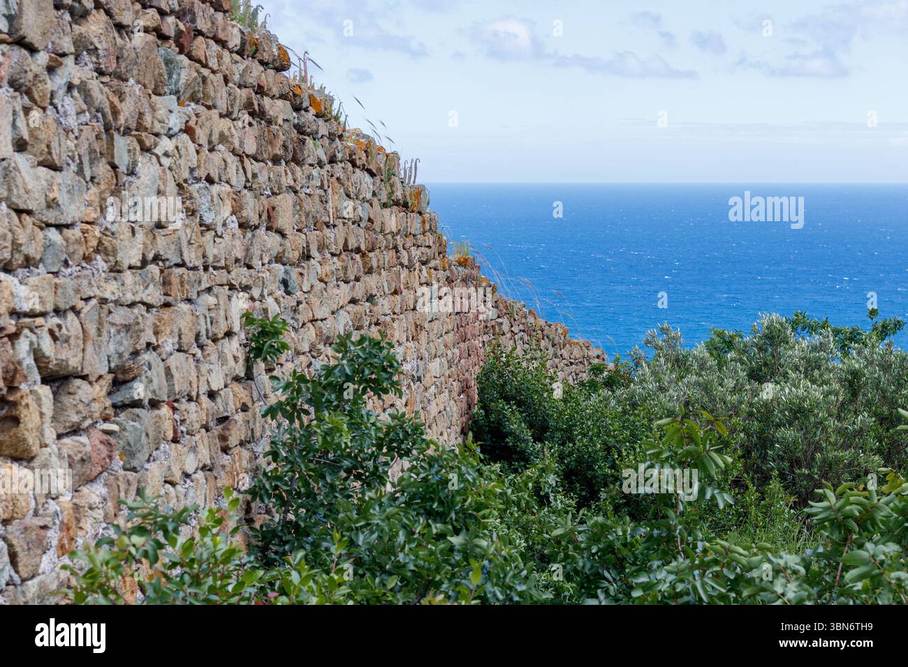 Castello di Monte Ursino nell'antico borgo di Noli sulla Riviera Ligure. Noli, Ligury, Italia. Foto Stock