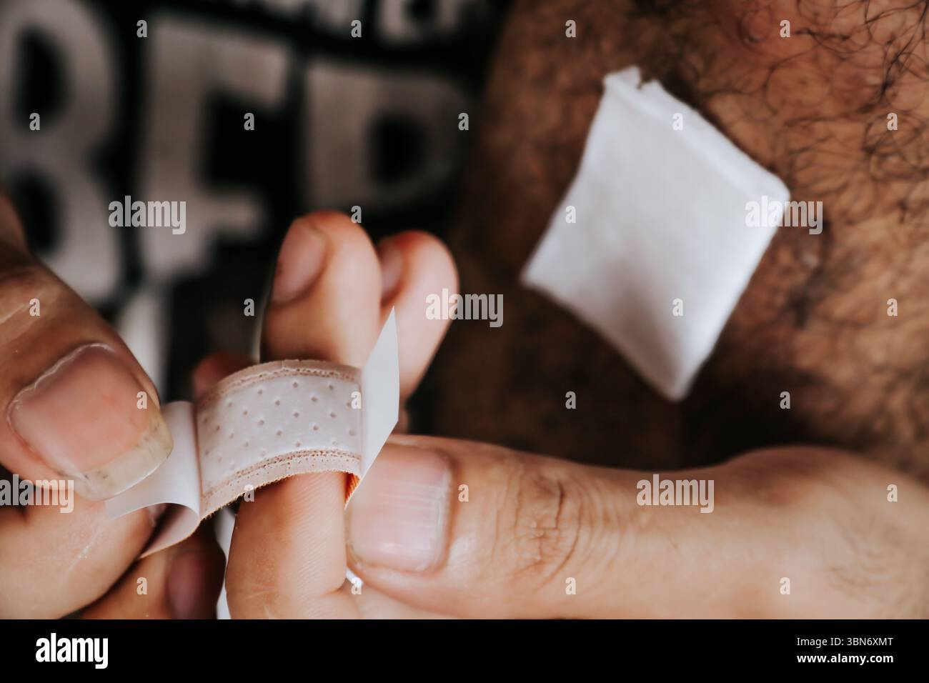 Primo piano dell'applicazione di bende adesive su un dito e sul torace, illustrando la cura delle ferite e il pronto soccorso nel processo di trattamento. Foto Stock