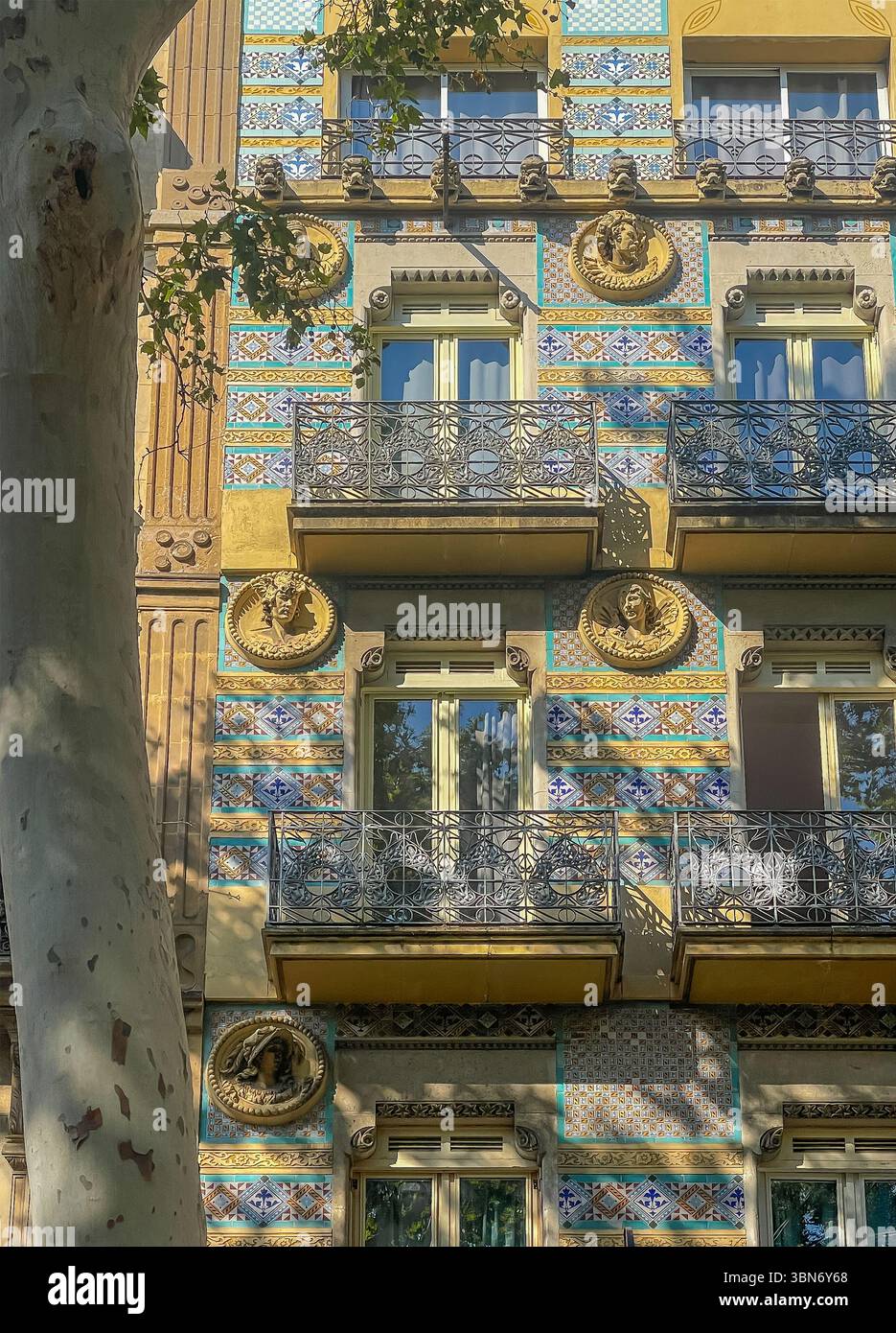 Barcellona, Spagna - 11 luglio 2024: Scenario Las Ramblas. Facciata piena di colori e statue su 33 Rambla dels Caputxins Foto Stock