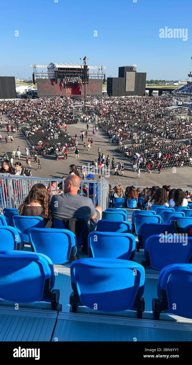 Toronto, Canada - 29 giugno 2025: Il concerto dei ragazzi randagi al Rogers Stadium di Toronto offre una folla vivace e posti a sedere blu sotto un cielo limpido Foto Stock