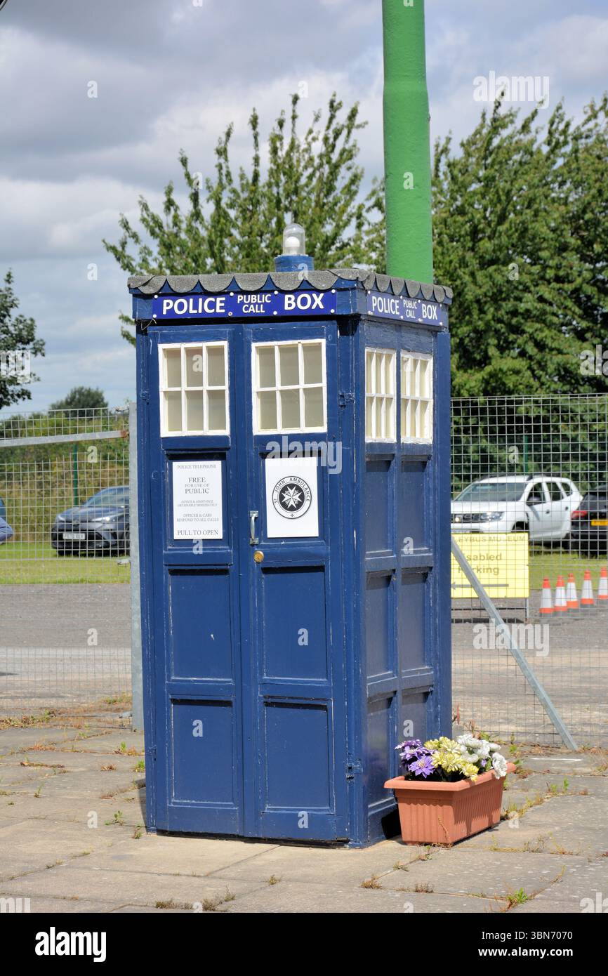 Questo POTREBBE essere un originale box di polizia progettato da Gilbert Mackensie Trench - o anche un TARDIS! Visto al Sandtoft Trolleybus Museum, Lincolnshire Foto Stock