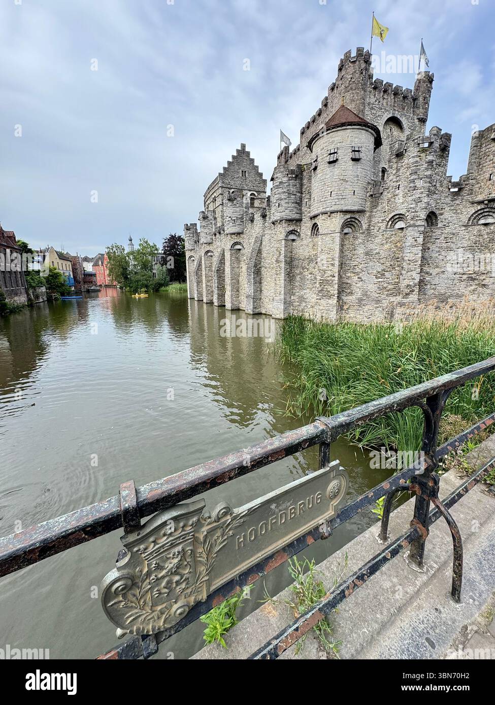 Castello medievale di Gravensteen e fossato a Gand (Gand), Fiandre orientali, Belgio. - Immagine stock catturata con smartphone