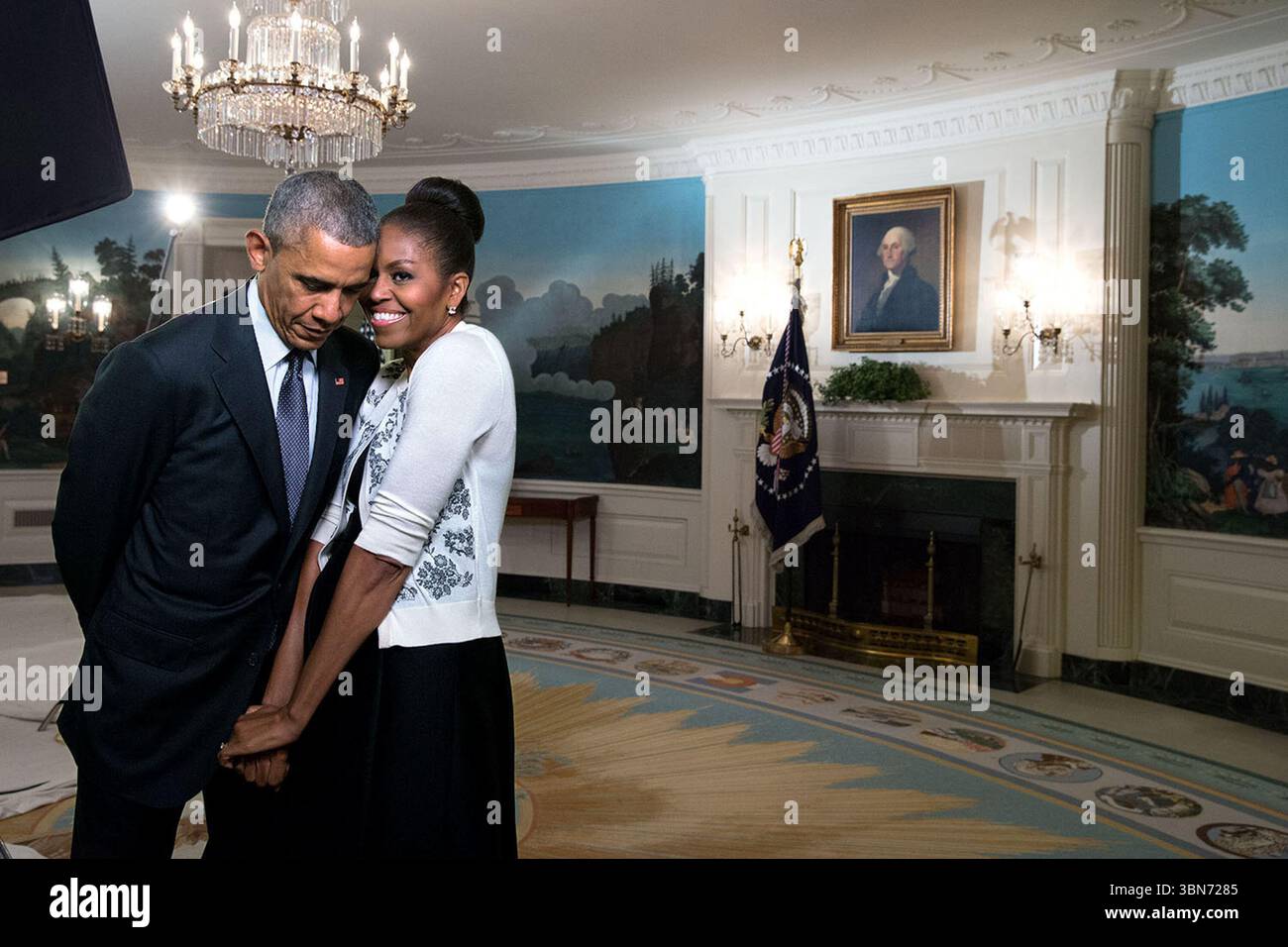 27 marzo 2015, la First Lady Michelle Obama si becca contro il presidente Barack Obama durante un video registrato nella sala di ricevimento diplomatica della Casa Bianca, Washington, DC. Immagine gentilmente concessa dalla Casa Bianca. Foto Stock