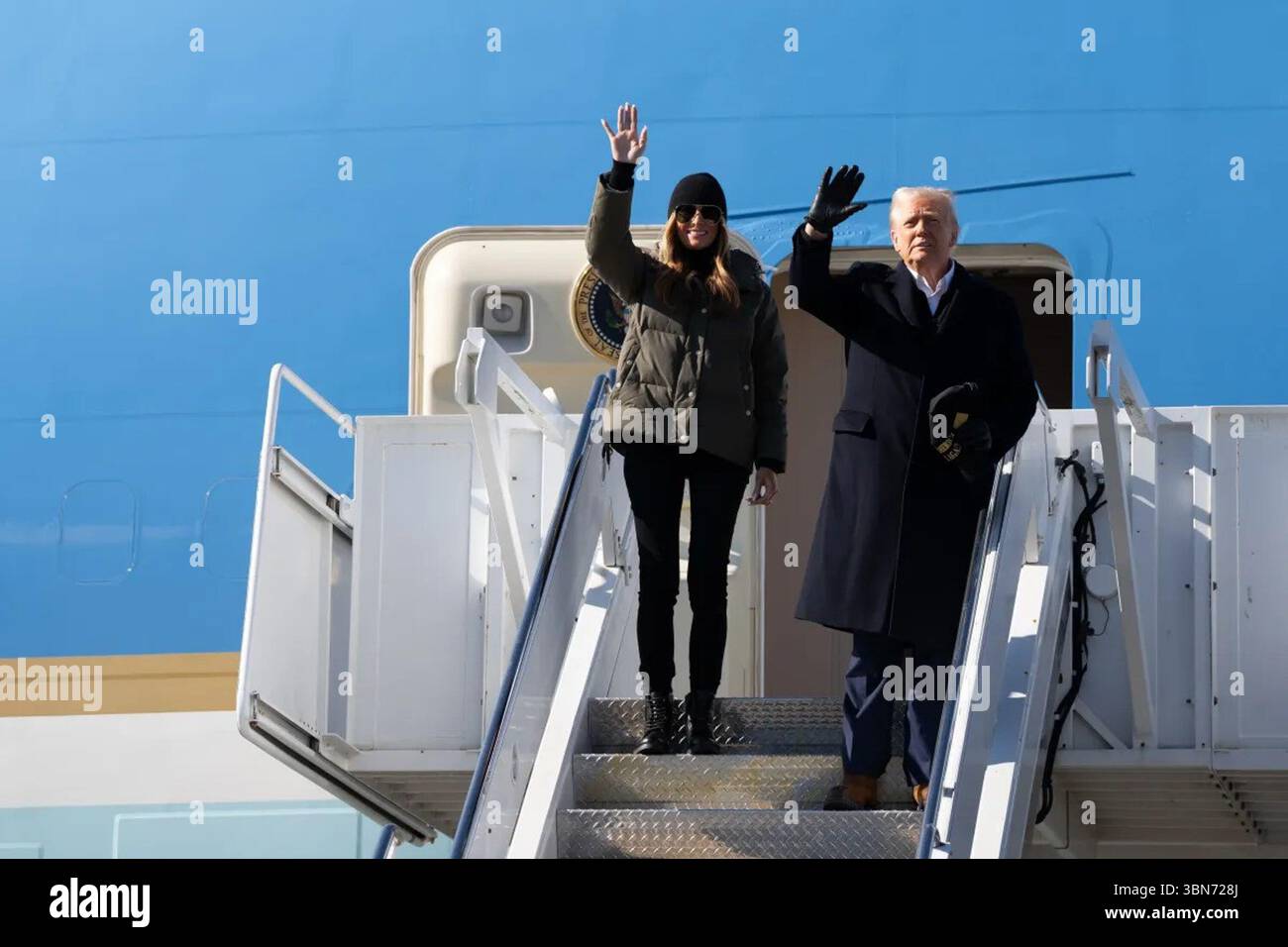 Il presidente Donald Trump e la First Lady Melania Trump hanno fatto un'ondata da Air Force One a Swannanoa, Carolina del Nord, per visitare i sopravvissuti all'uragano Helene, 24 gennaio 2025. Immagine per gentile concessione della Casa Bianca. Foto Stock