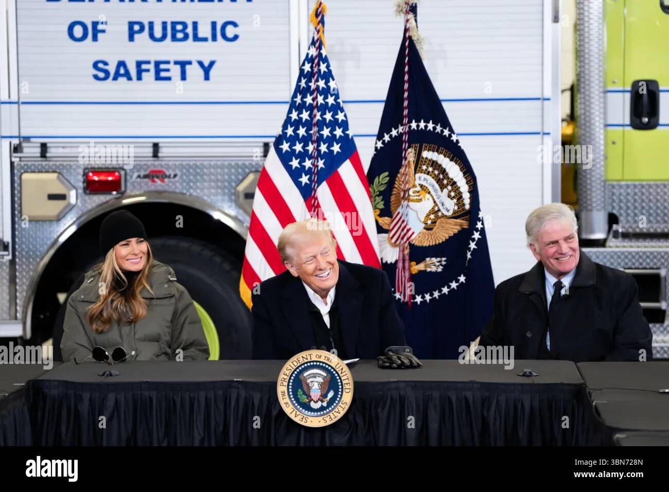 Il presidente Donald Trump e la First Lady Melania Trump si incontrano insieme a Franklin Graham e ai soccorritori di emergenza dopo l'uragano Helene in una stazione di pubblica sicurezza a Swannanoa, Carolina del Nord, 24 gennaio 2025. Immagine per gentile concessione della Casa Bianca. Foto Stock