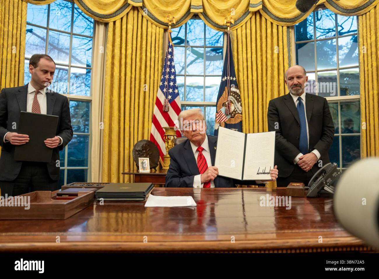Il presidente Trump Displays ha firmato gli ordini esecutivi presso il Resolute Desk presso l'Ufficio ovale della Casa Bianca, Washington, D.C., febbraio 2025. Per gentile concessione della Casa Bianca. Foto Stock