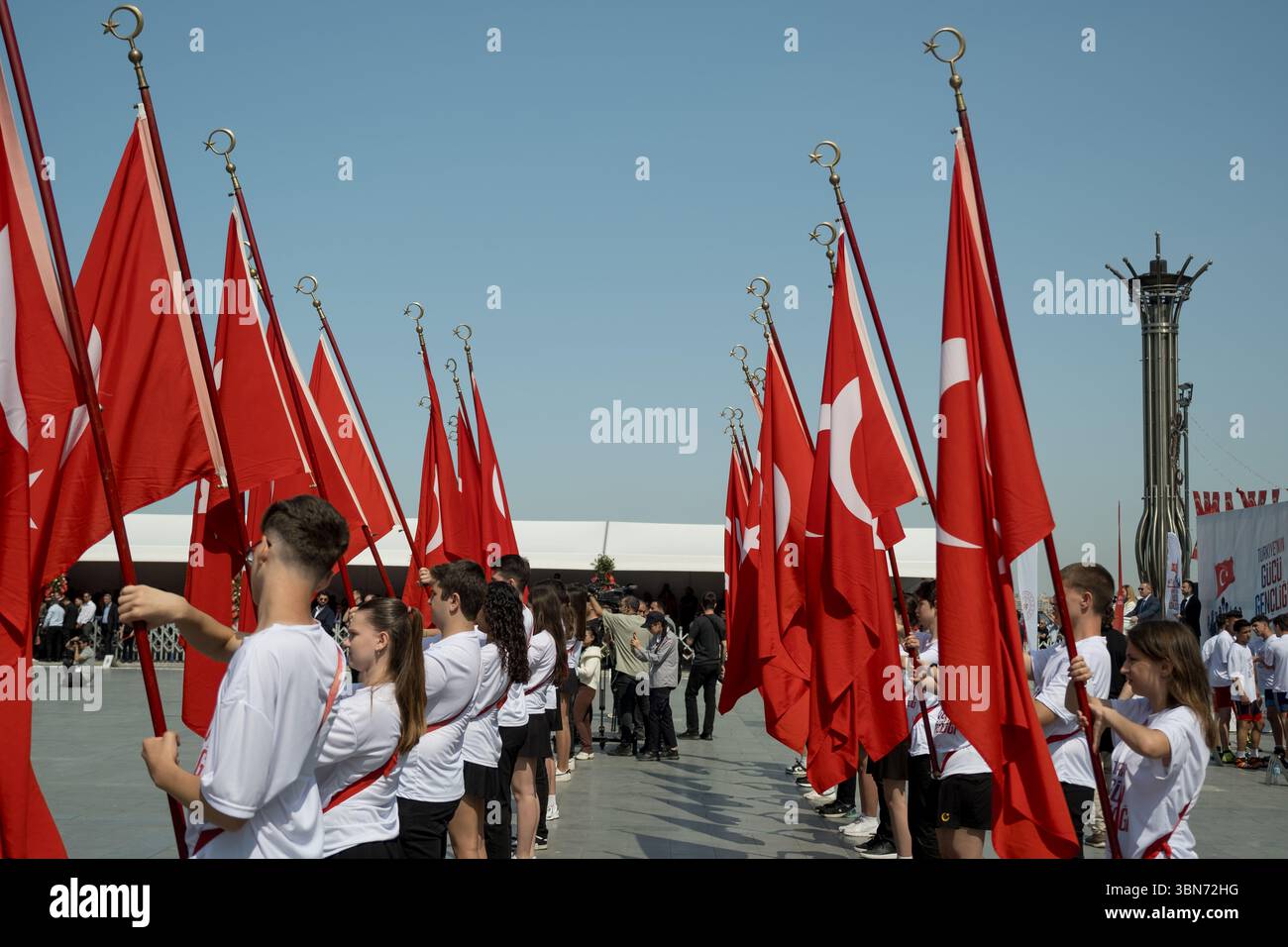 Izmir, Turchia - 19 maggio 2025: Adolescenti in formazione con bandiere turche durante la giornata della Gioventù e dello Sport, cerimonia commemorativa Ataturk Foto Stock