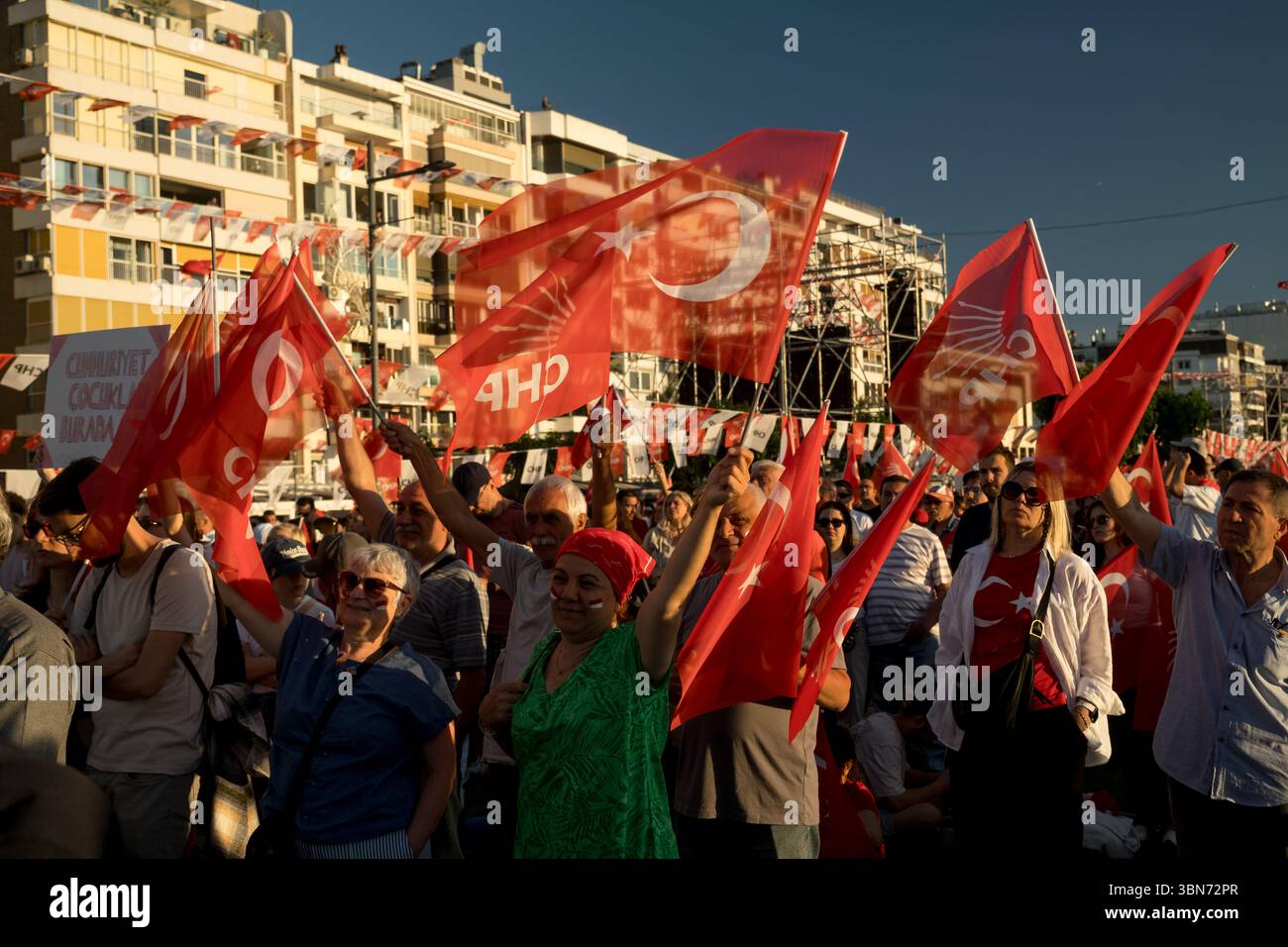 Izmir, Turchia - 19 maggio 2025: La folla sventolava bandiere nazionali turche e bandiere del partito CHP durante un incontro politico nel centro della città. Foto Stock