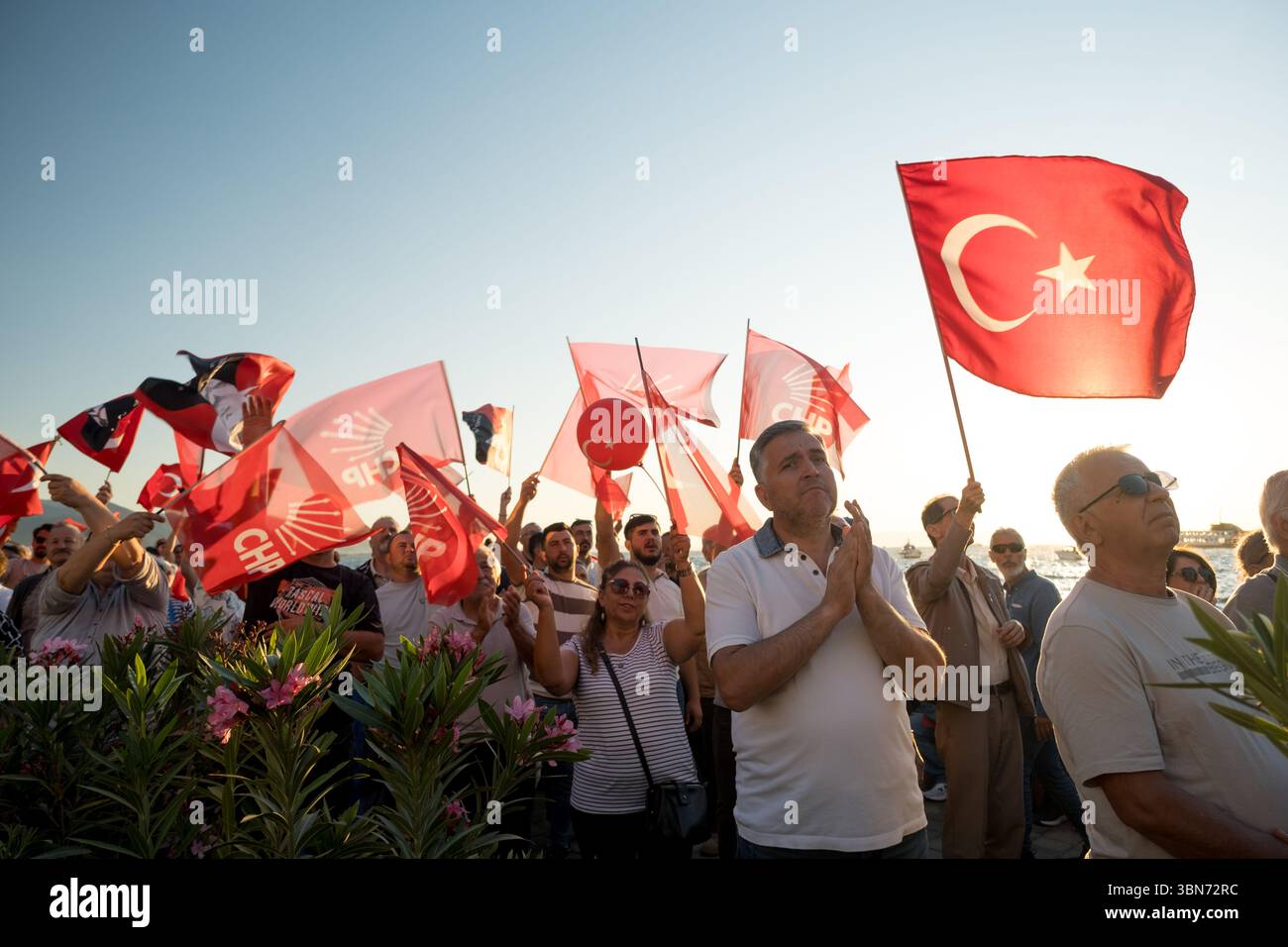 Izmir, Turchia - 19 maggio 2025: La folla sventolava bandiere nazionali turche e bandiere del partito CHP durante un incontro politico nel centro della città. Foto Stock