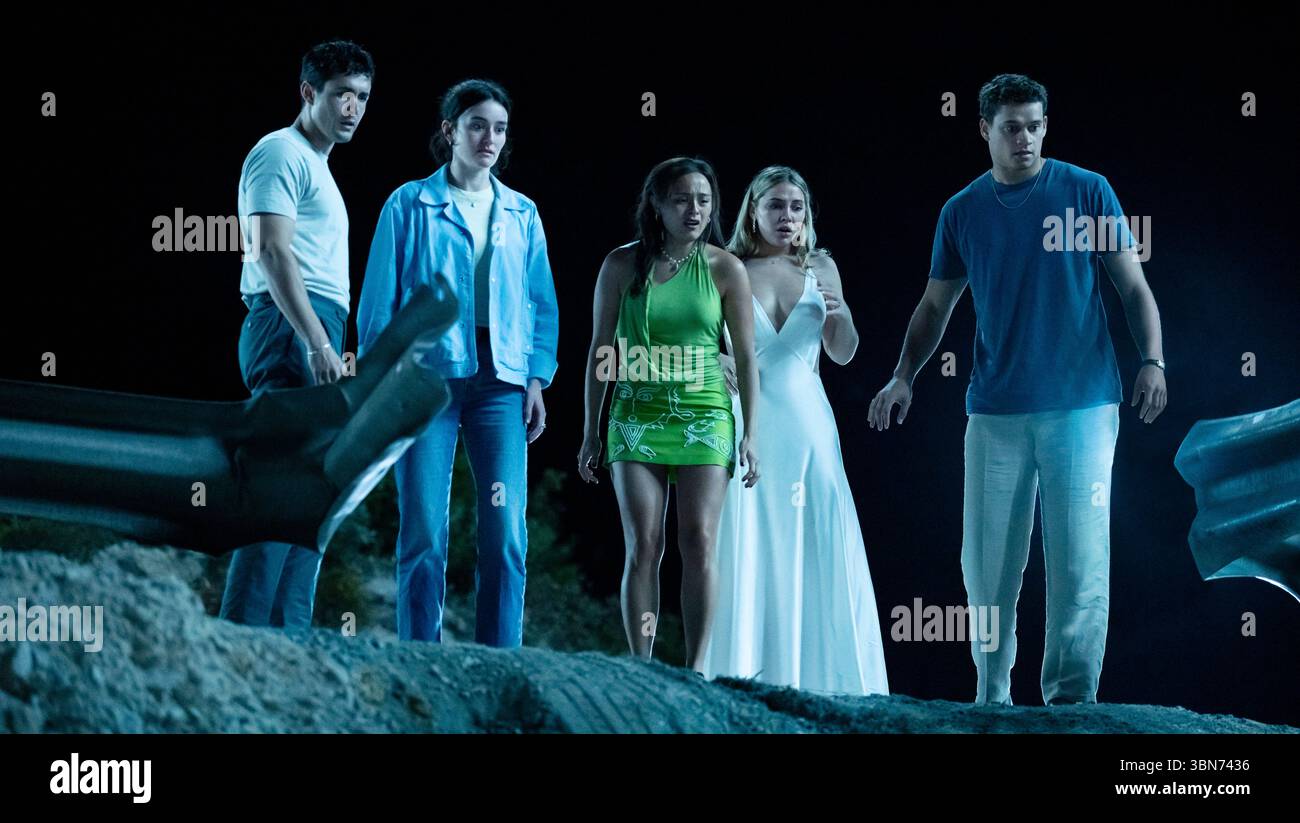 I Know What You Did Last Summer (2025), diretto da Jennifer Kaytin Robinson e interpretato da Tyriq Withers, Madelyn Cline, Chase sui Wonders, Jonah Hauer-King e Sarah Pidgeon. Un nuovo gruppo di amici è perseguitato da un oscuro segreto dopo un incidente mortale, mentre qualcuno li insegue con intenzioni letali. Foto pubblicitarie SOLO PER USO EDITORIALE. Crediti: BFA / Brook Rushton / Columbia Pictures Foto Stock