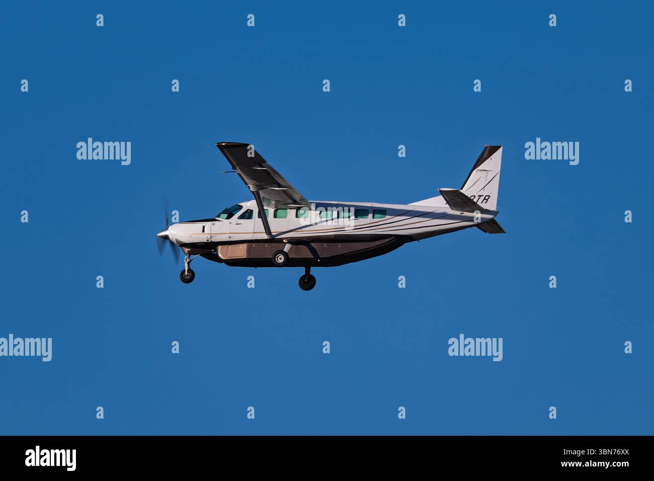 Aeroporto Sky Harbor 6-14-2025 Phoenix AZ USA South Aero Cessna 208B N208TR Phoenix Sky Harbor Intl. Aeroporto. Foto Stock