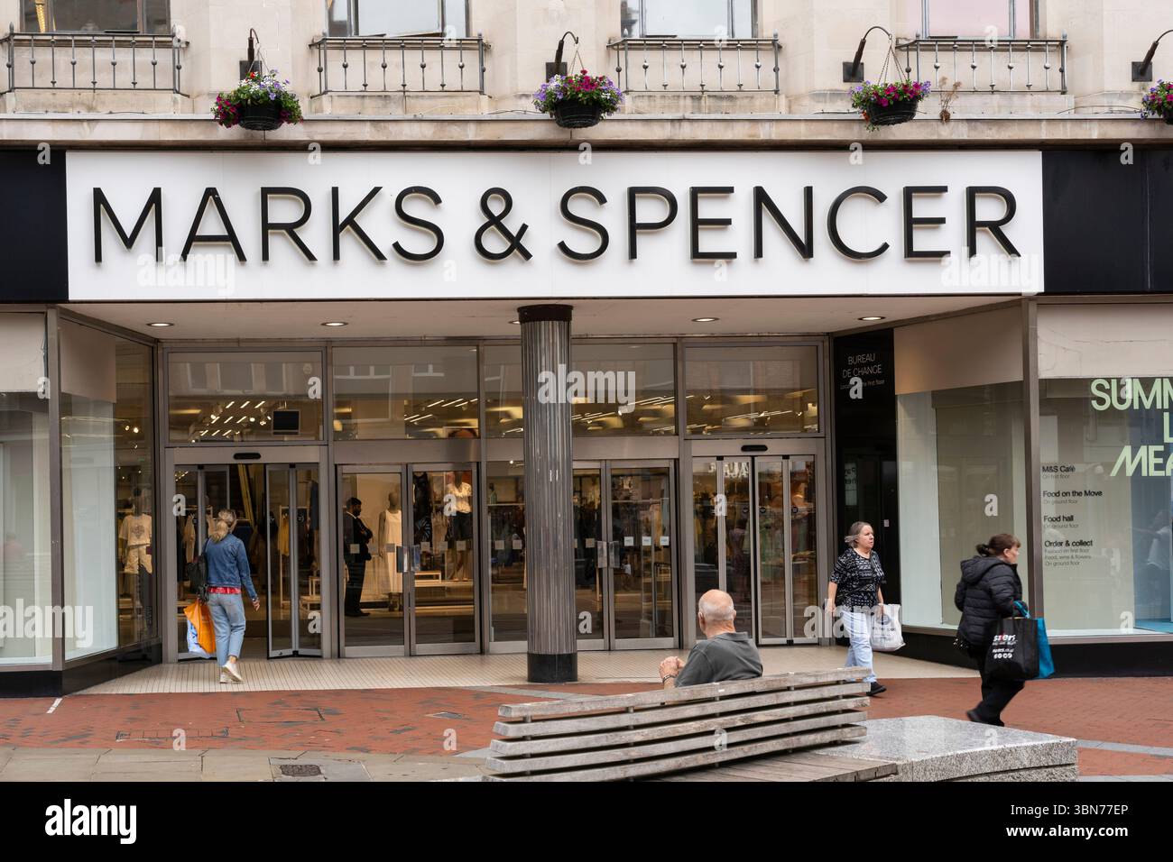 Marks and Spencer, davanti ai grandi magazzini di Broad Street, Reading, Regno Unito. Una multinazionale britannica che vende abbigliamento, prodotti per la casa e alimentari Foto Stock