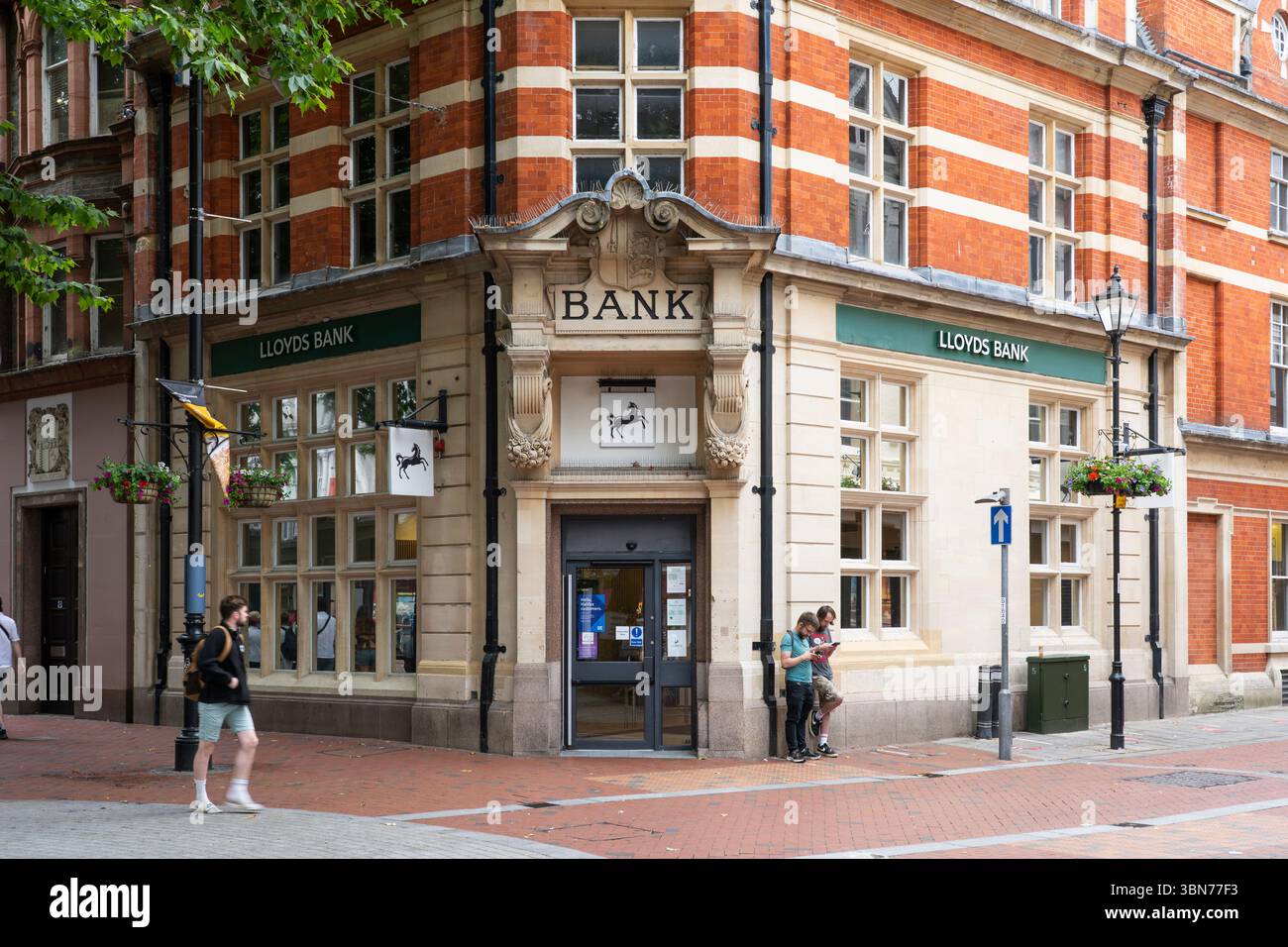 Esterno della filiale di Lloyds in Broad Street, Reading UK. Concetto: Banche di grandi dimensioni, economia, chiusura di filiali, recessione, inflazione, costo della vita Foto Stock