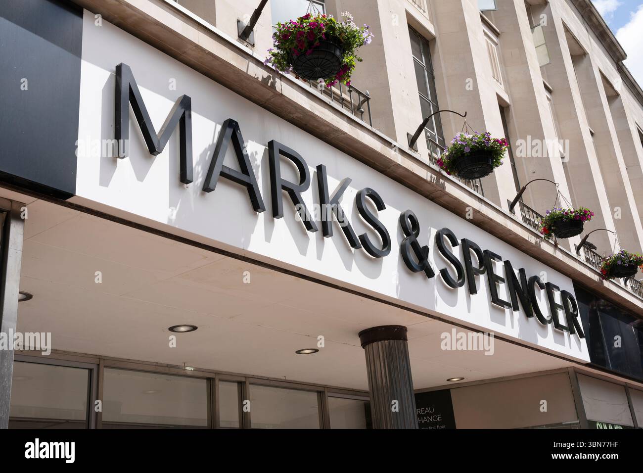 Marks and Spencer, davanti ai grandi magazzini su Broad Street, Reading, Regno Unito. Una multinazionale britannica che vende abbigliamento, prodotti per la casa e alimentari Foto Stock