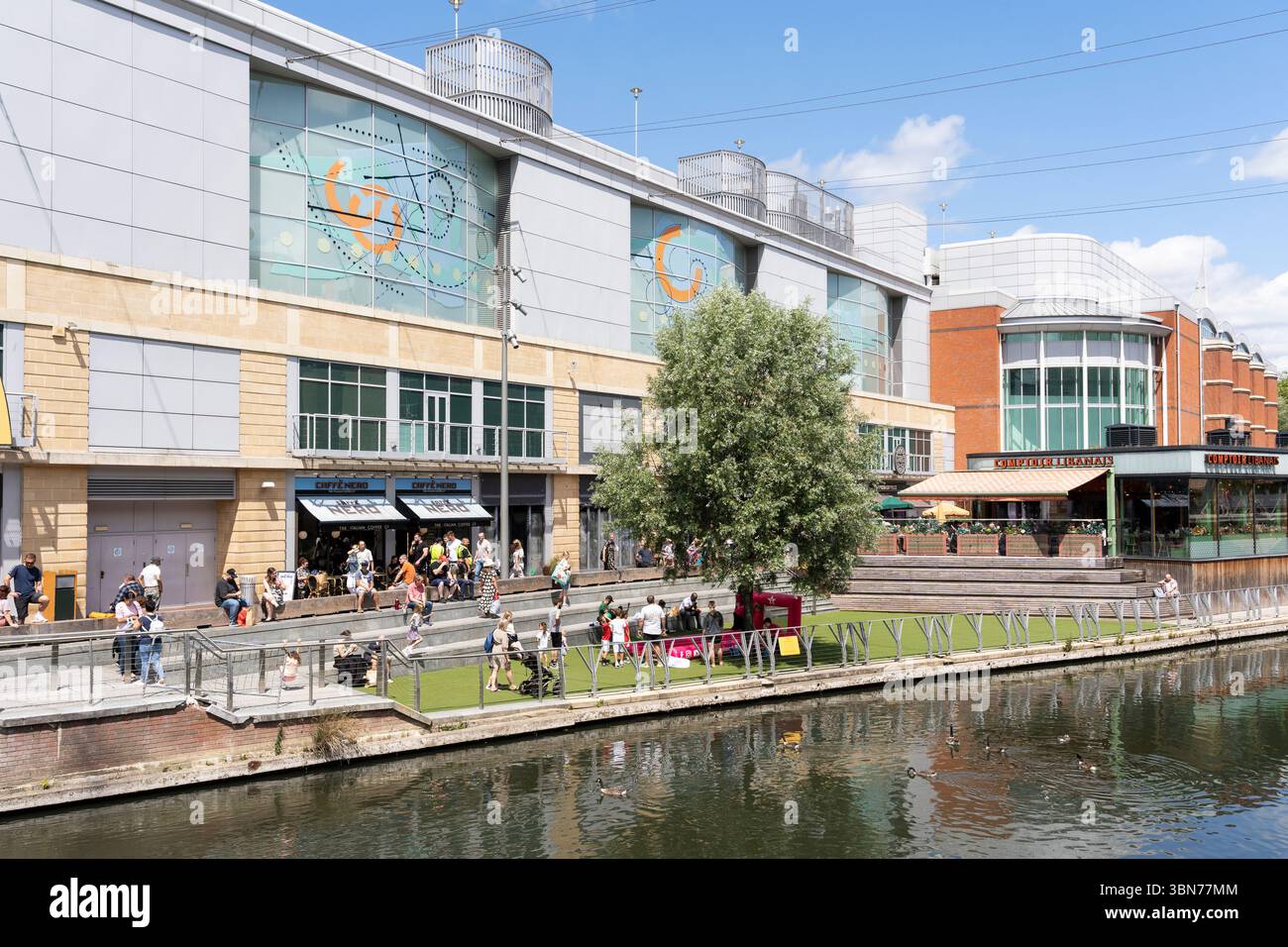 Persone che si rilassano durante una calda giornata estiva a Reading presso il centro commerciale Oracle con ristoranti e bar vicino al fiume Kennet. REGNO UNITO Foto Stock