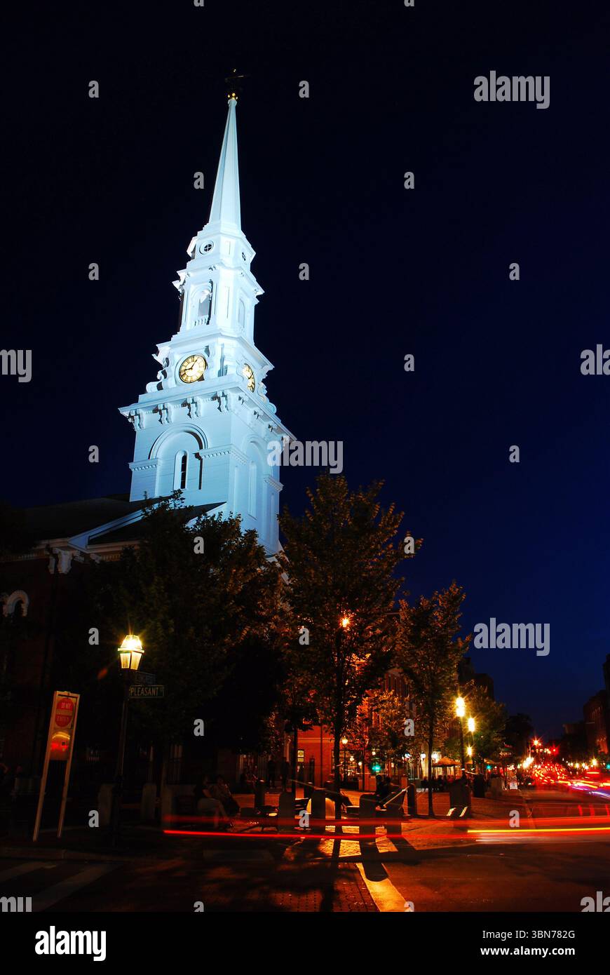 Il campanile della Old North Church di Portsmouth, New Hampshire, è illuminato e si distingue nel quartiere centrale della città Foto Stock