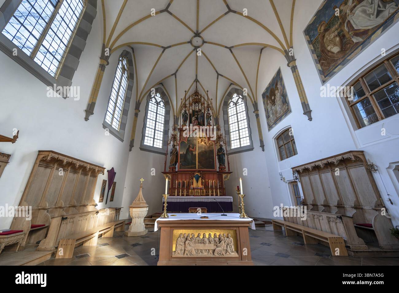 Canone della chiesa parrocchiale di San Giovanni Battista, ricostruito dopo un incendio nel 1872 in stile neogotico, Lorettostrasse 31, Obersdorf Baviera, Germania, Foto Stock