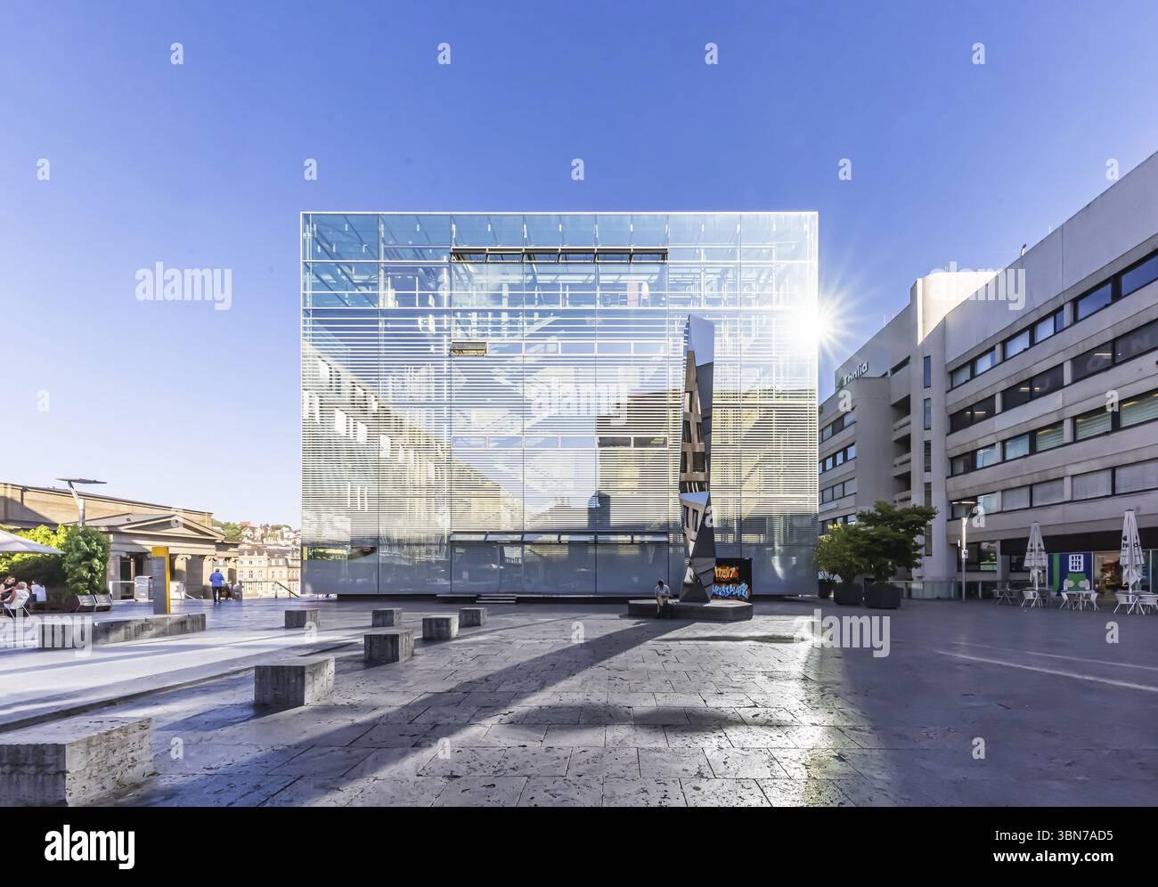Piccola piazza del castello con il suggestivo edificio del museo d'arte. Stoccarda, Baden-Wuerttemberg, Germania, Europa Foto Stock