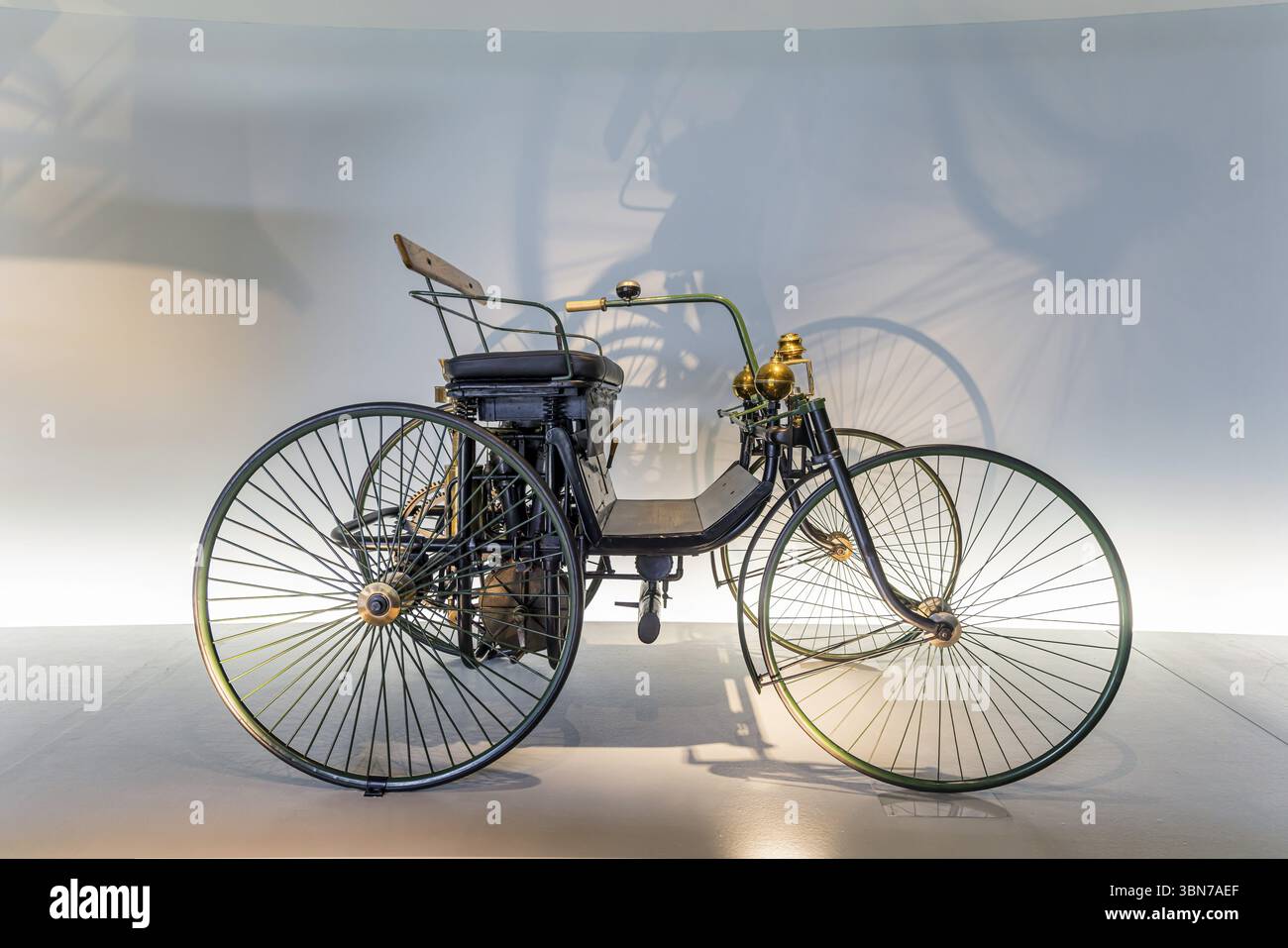 Daimler Motor-carrello con ruote in acciaio quadriciclo dal 1889. Il Museo Mercedes-Benz di Stoccarda presenta un viaggio attraverso la storia automobilistica di Foto Stock