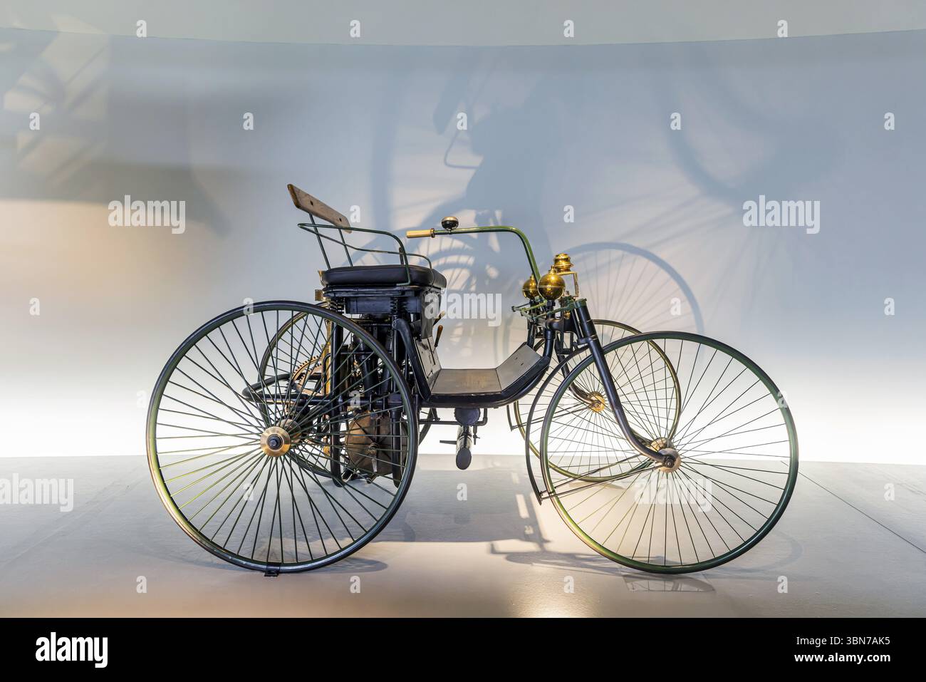 Daimler Motor-carrello con ruote in acciaio quadriciclo dal 1889. Il Museo Mercedes-Benz di Stoccarda presenta un viaggio attraverso la storia automobilistica di Foto Stock