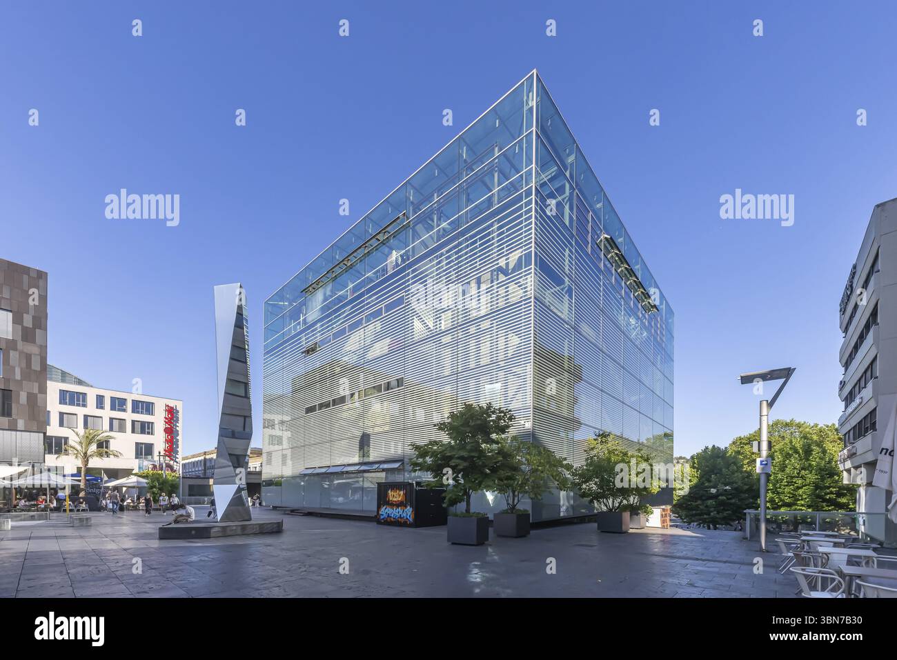 Piccola piazza del castello con il suggestivo edificio del museo d'arte. Stoccarda, Baden-Wuerttemberg, Germania, Europa Foto Stock